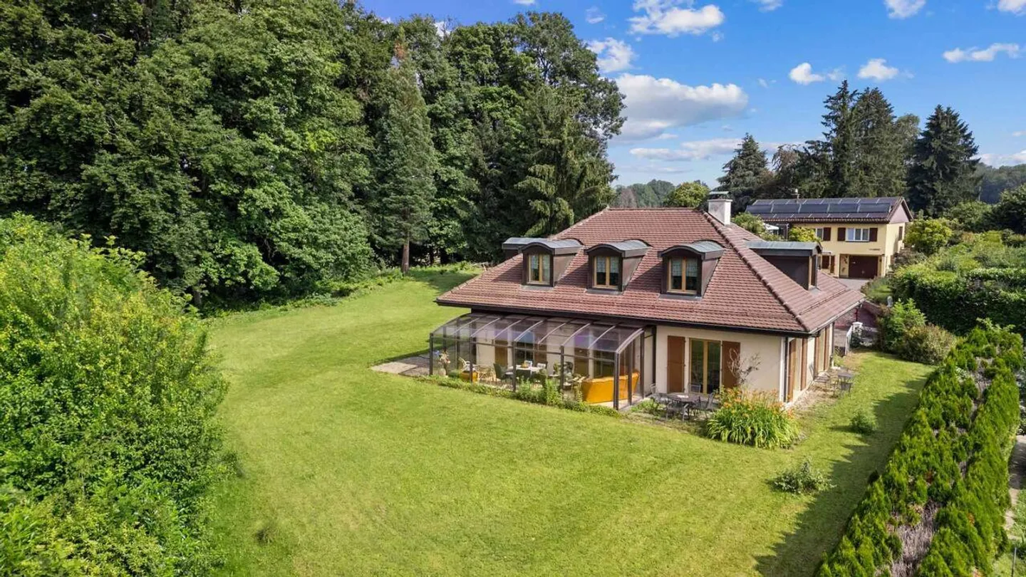 Wunderschönes Einfamilienhaus mit 7,5 Zimmern und großem Garten - Foto 3 von 13