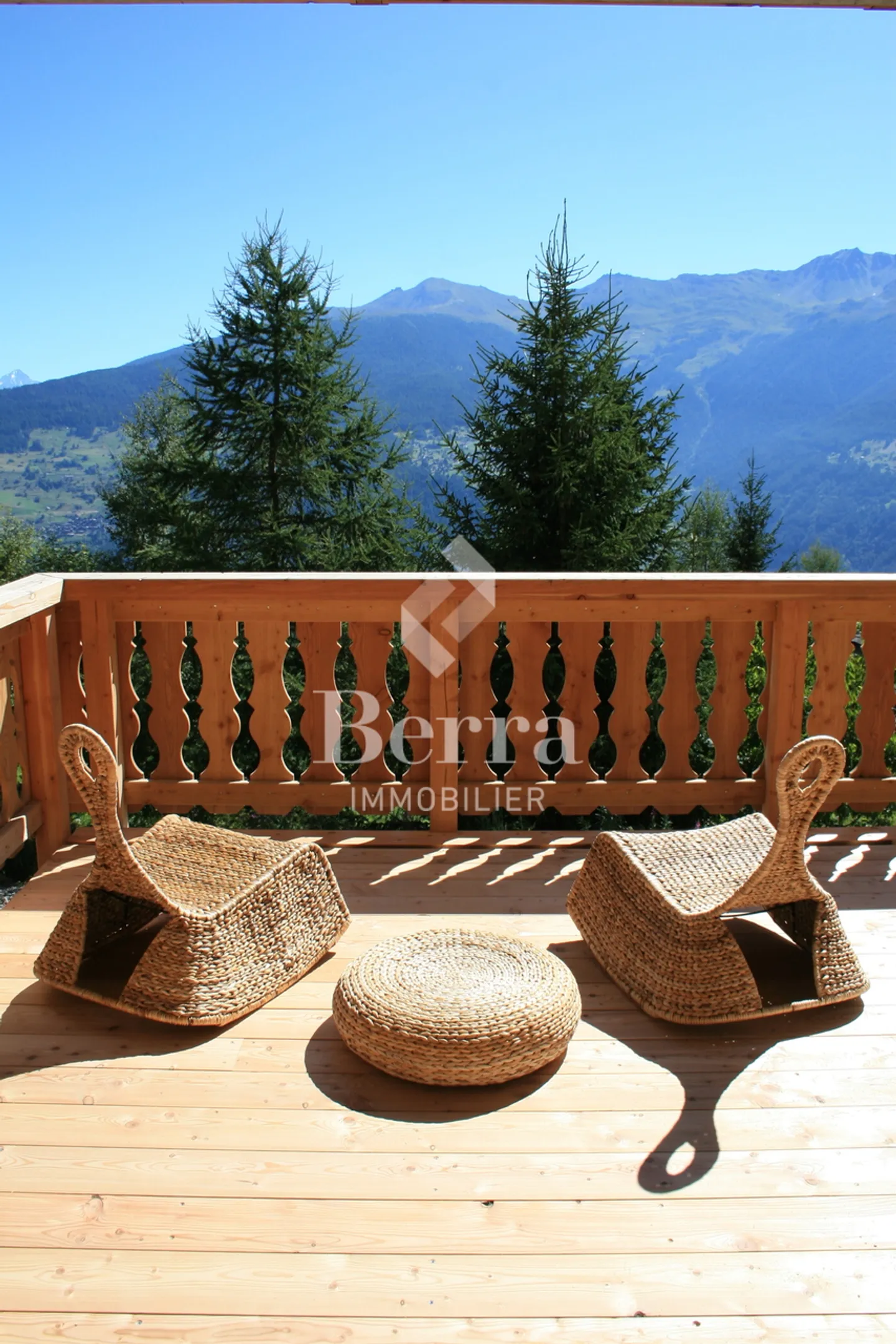 Luxury Chalet with Stunning Views - Photo 8 of 20