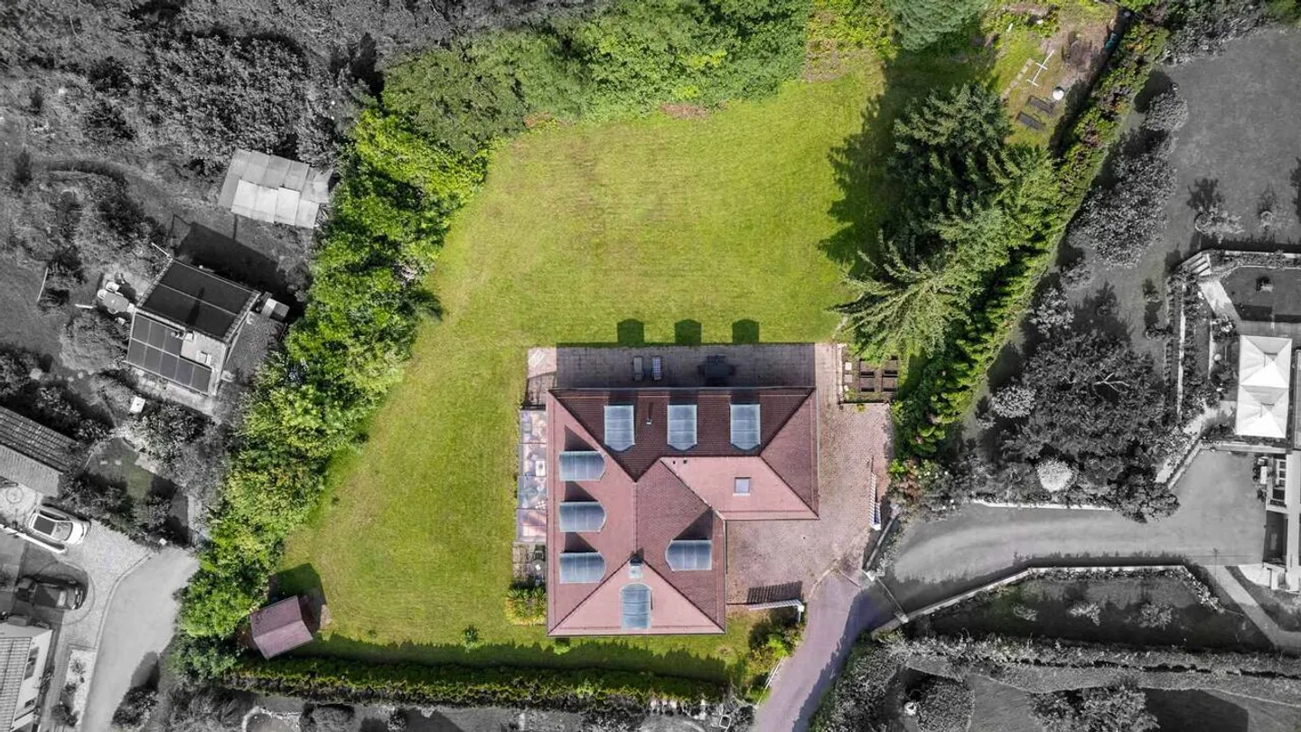 Wunderschönes Einfamilienhaus mit 7,5 Zimmern und großem Garten - Foto 4 von 13