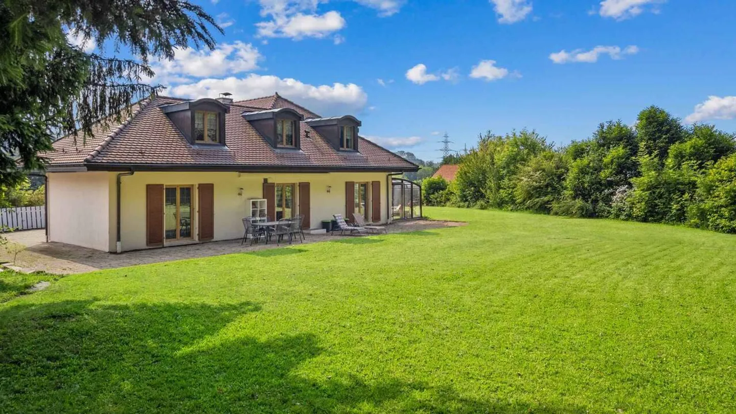 Wunderschönes Einfamilienhaus mit 7,5 Zimmern und großem Garten - Foto 5 von 13