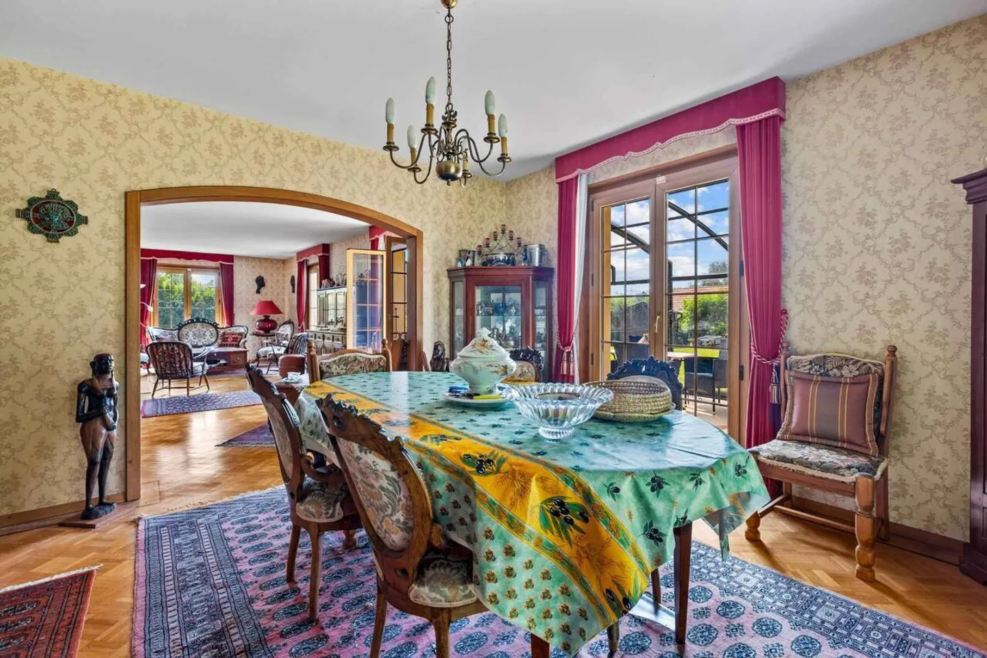 Wunderschönes Einfamilienhaus mit 7,5 Zimmern und großem Garten - Foto 9 von 13