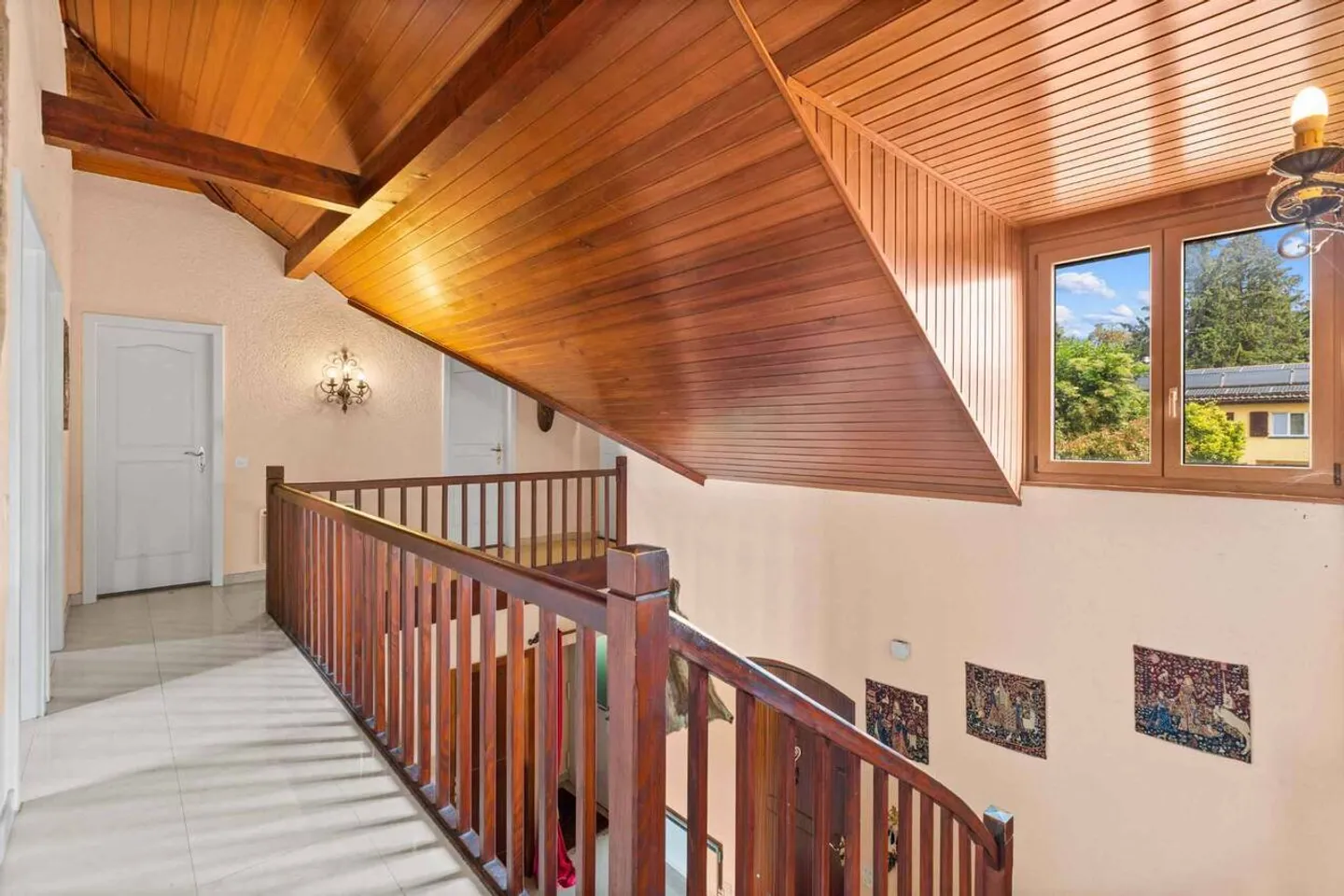 Wunderschönes Einfamilienhaus mit 7,5 Zimmern und großem Garten - Foto 10 von 13