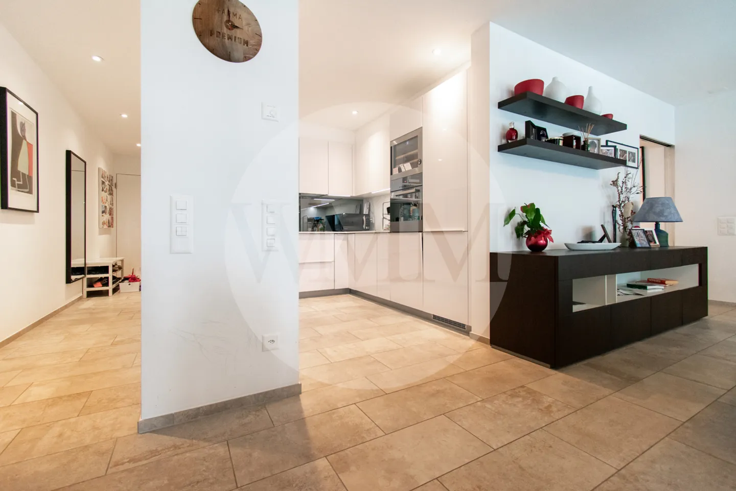 Appartement spacieux avec terrasse couverte - Photo 3 sur 17