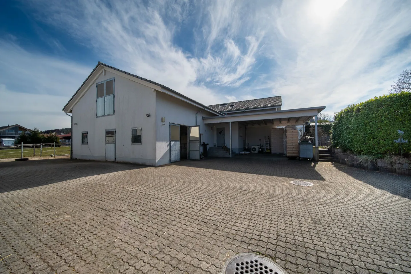 Belle maison avec piscine et écurie - Photo 3 sur 16