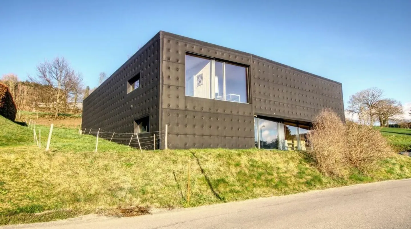 Ursy - magnificent building in an industrial zone - Photo 1 of 14