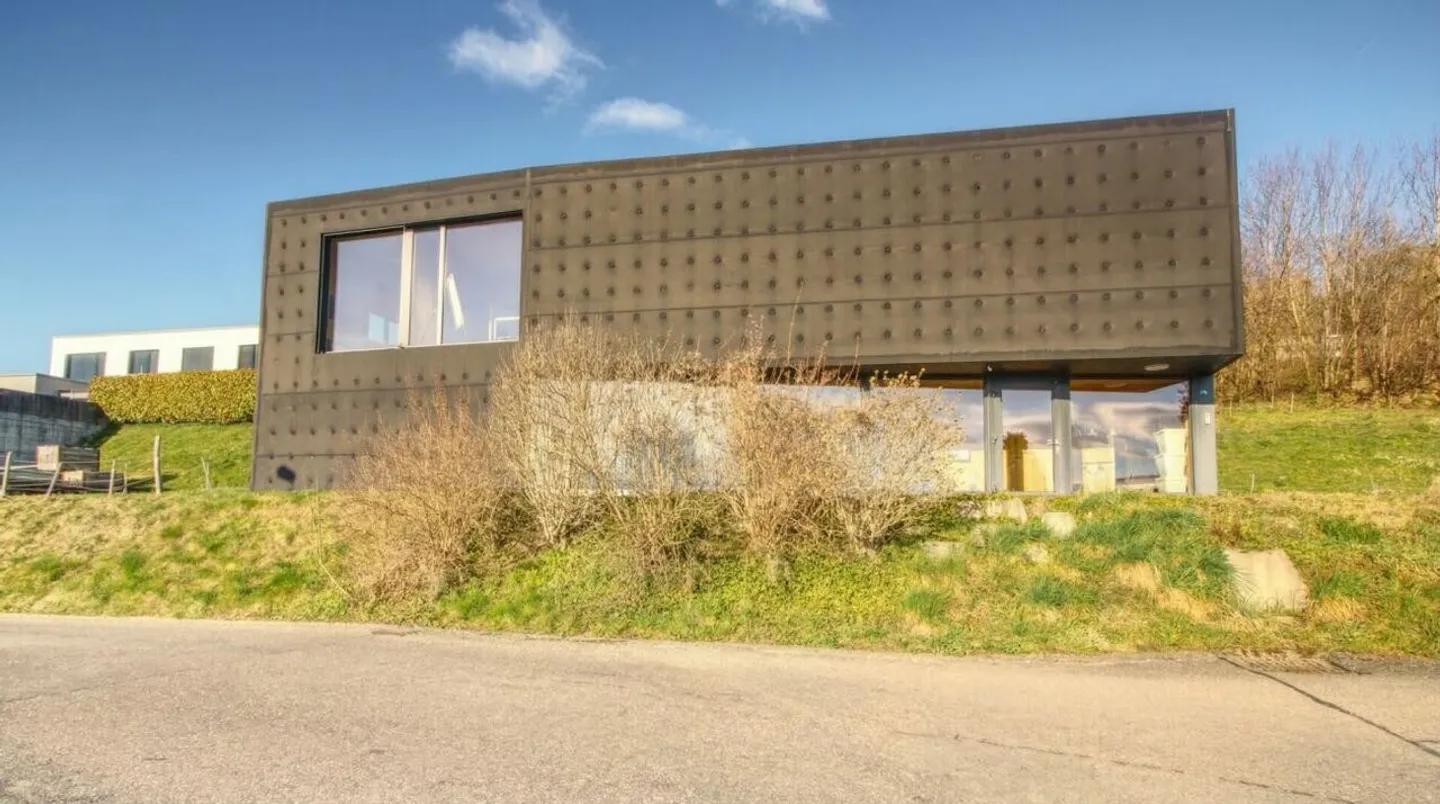 Ursy - magnificent building in an industrial zone - Photo 2 of 14