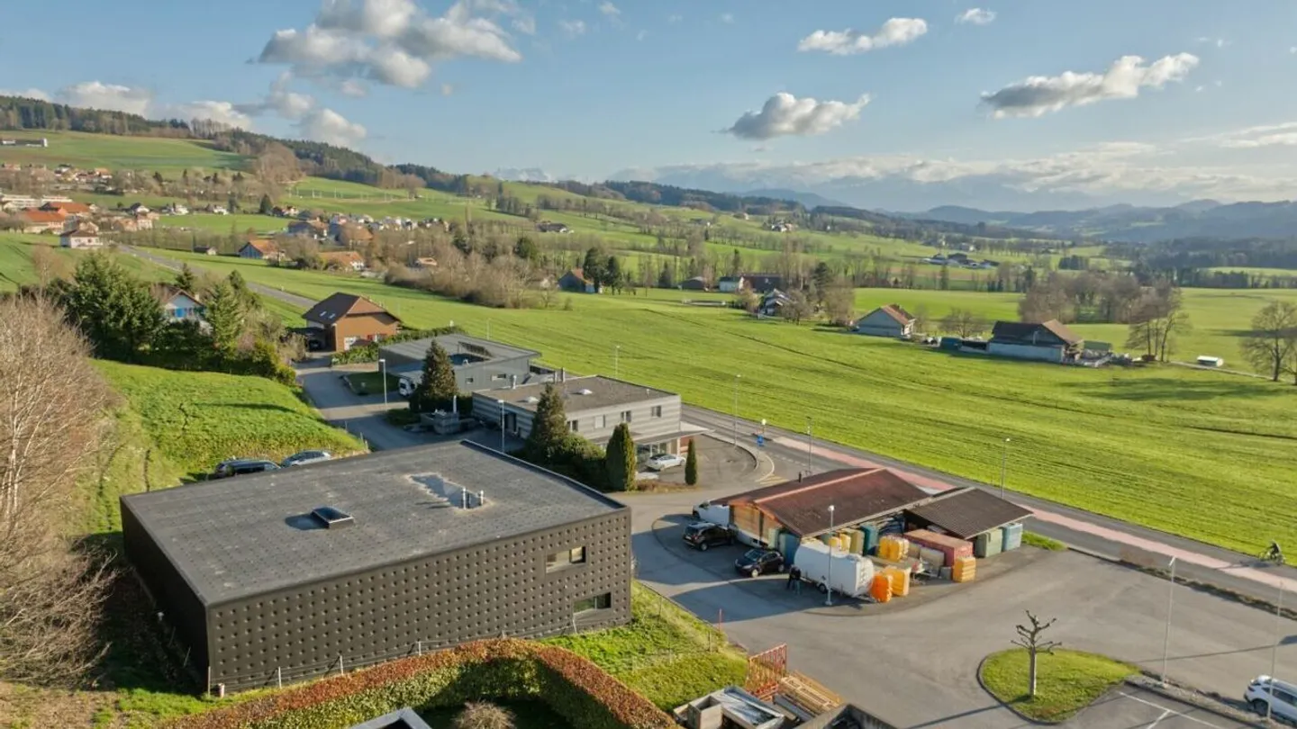 Ursy - magnificent building in an industrial zone - Photo 4 of 14