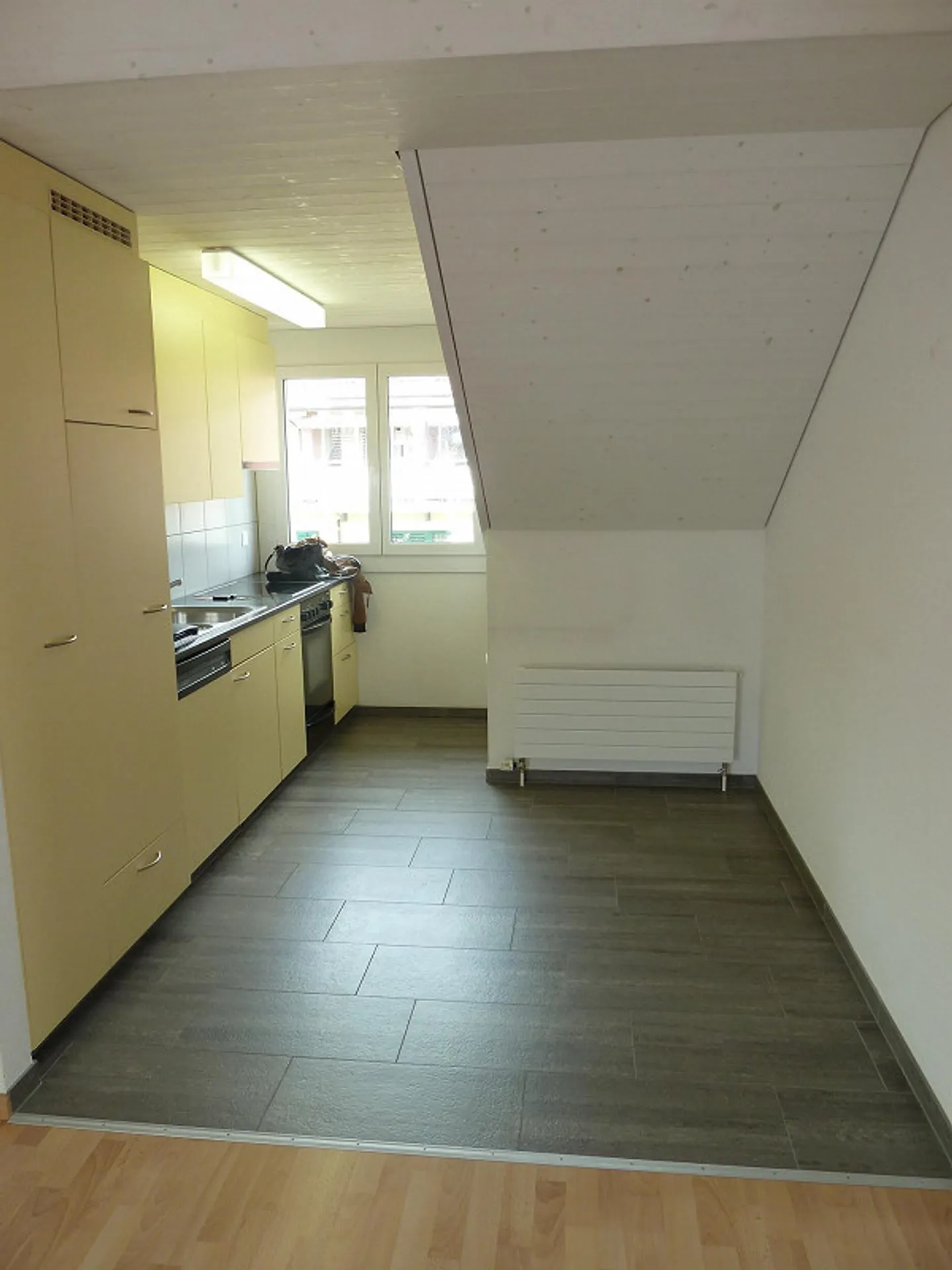 Bel appartement sous les combles, lumineux, dans un emplacement calme et central - Photo 2 sur 7