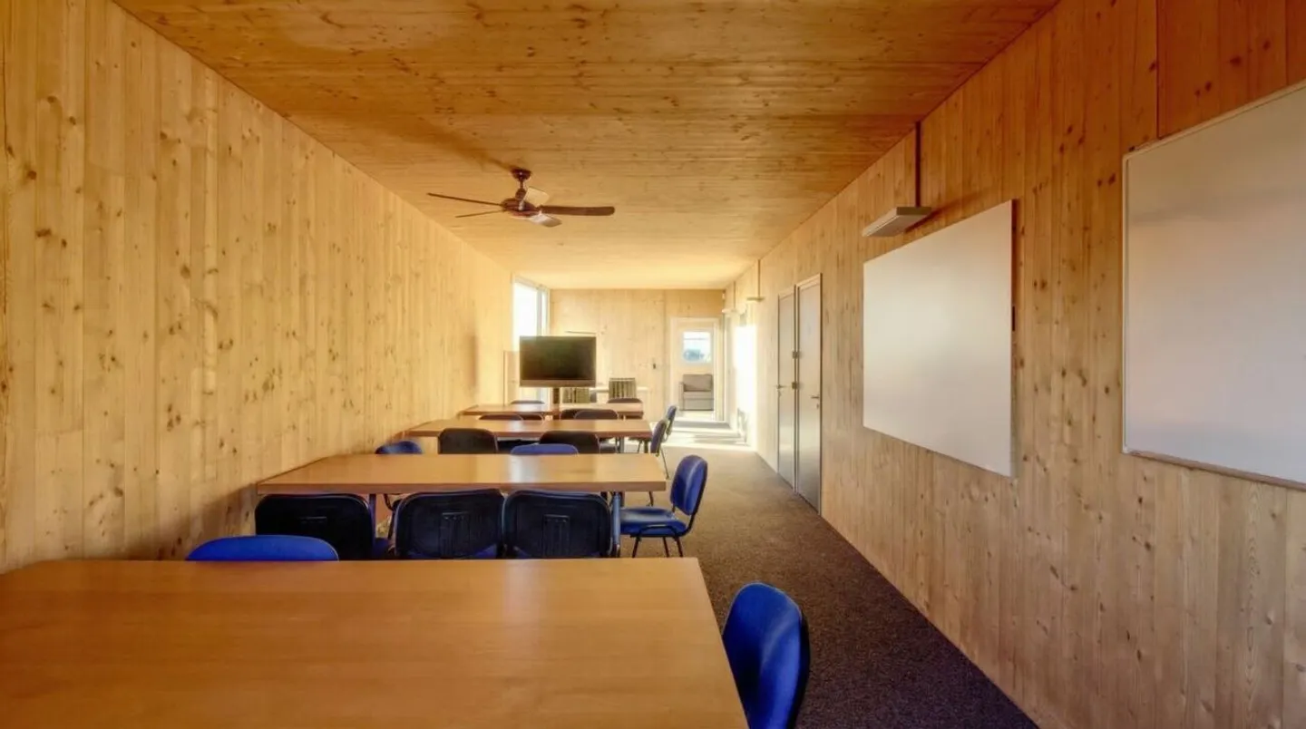 Ursy - magnificent building in an industrial zone - Photo 9 of 14