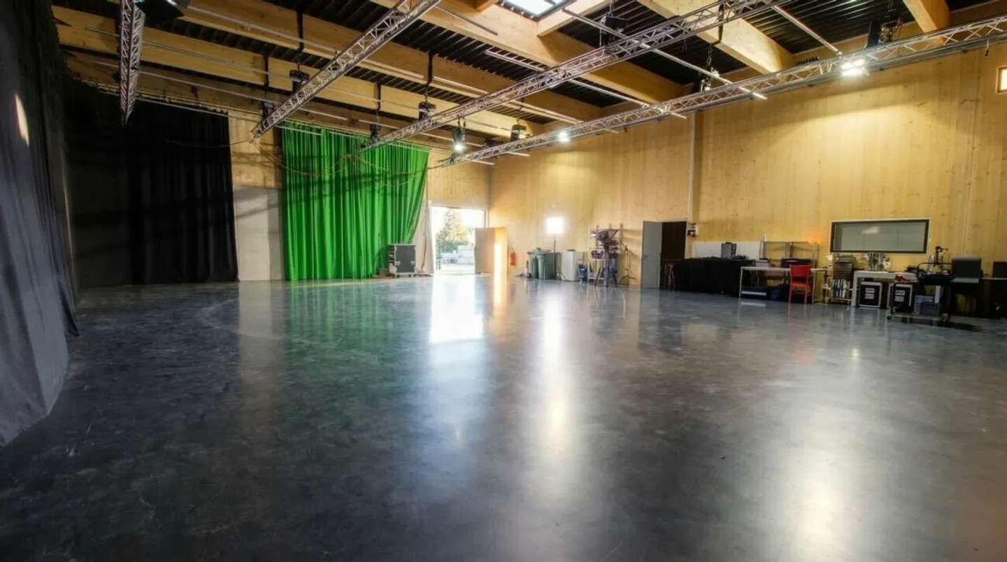 Ursy - magnificent building in an industrial zone - Photo 12 of 14