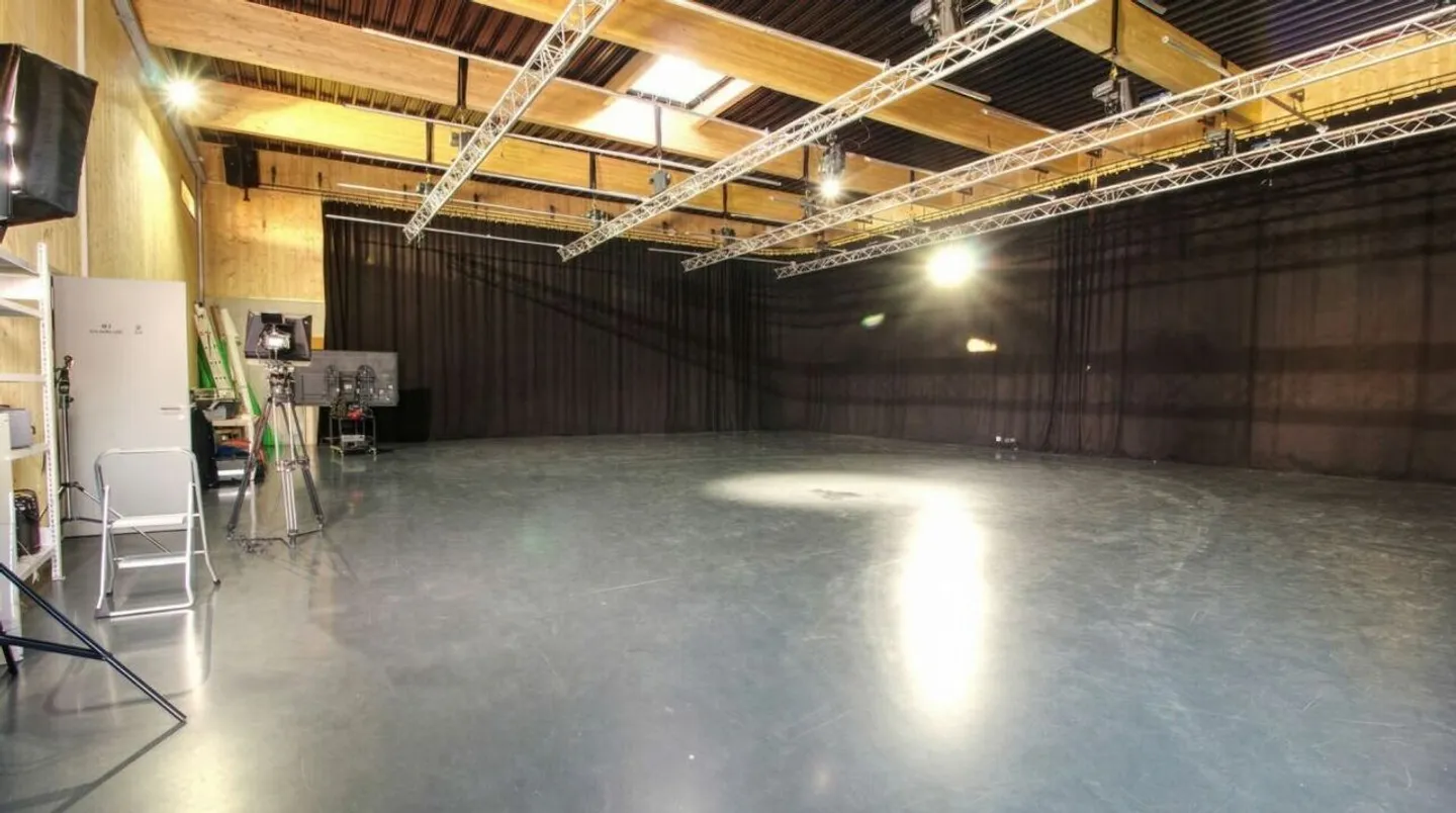 Ursy - magnificent building in an industrial zone - Photo 14 of 14