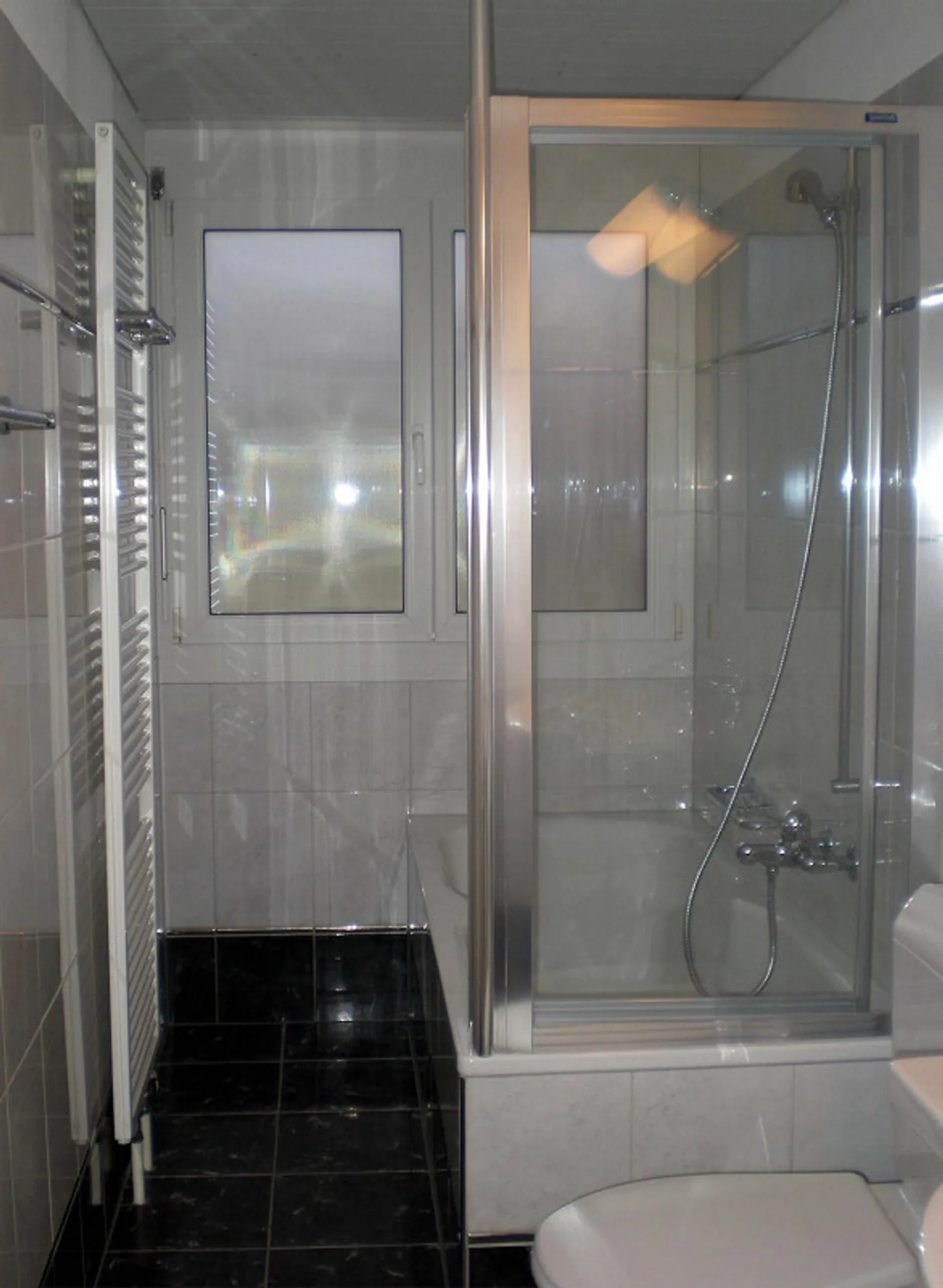 Bel appartement sous les combles, lumineux, dans un emplacement calme et central - Photo 3 sur 7