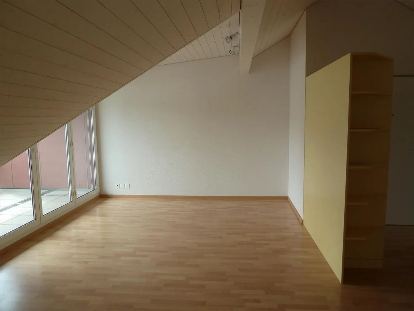 Bel appartement sous les combles, lumineux, dans un emplacement calme et central - Photo 4 sur 7