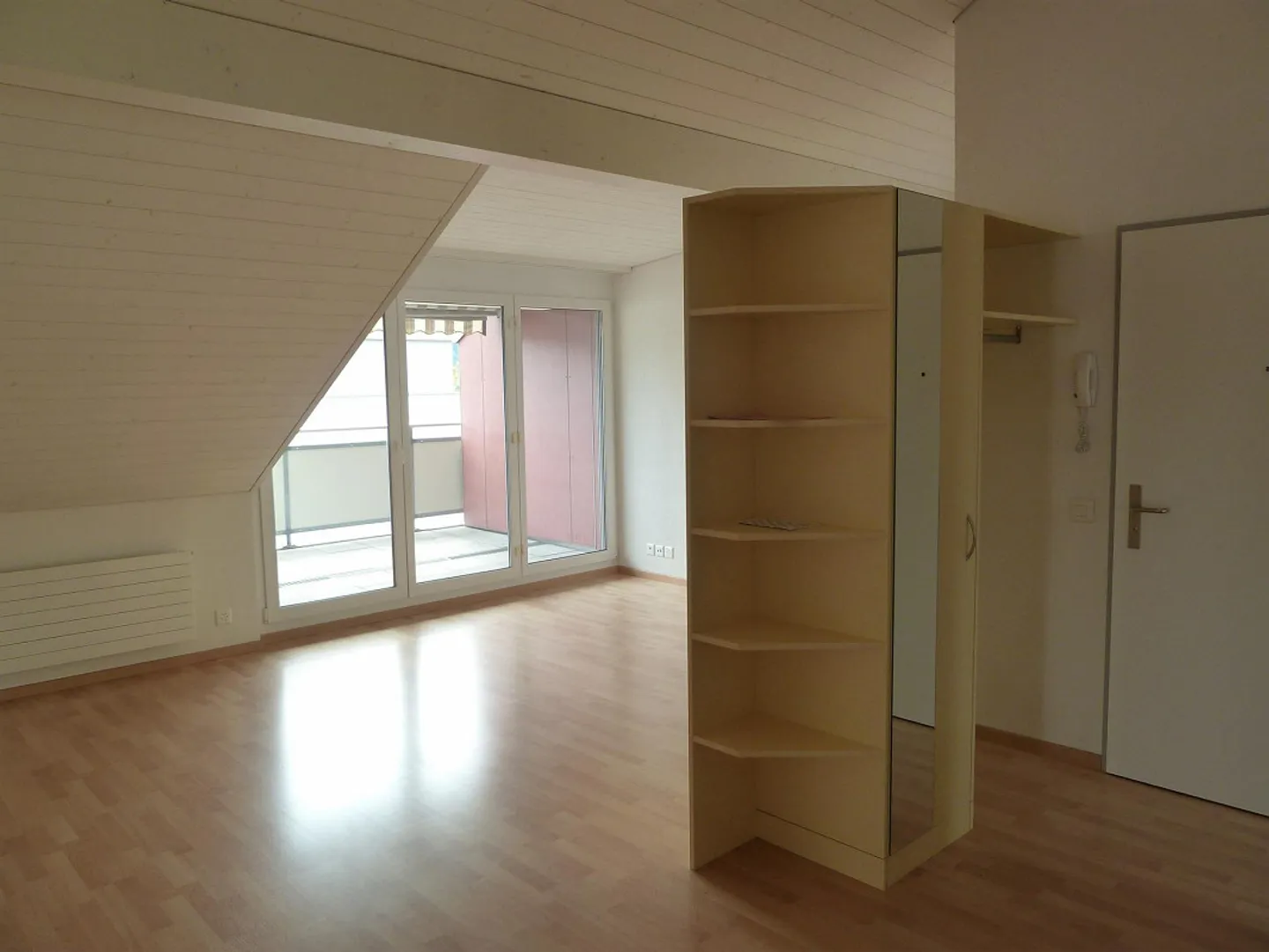 Bel appartement sous les combles, lumineux, dans un emplacement calme et central - Photo 5 sur 7