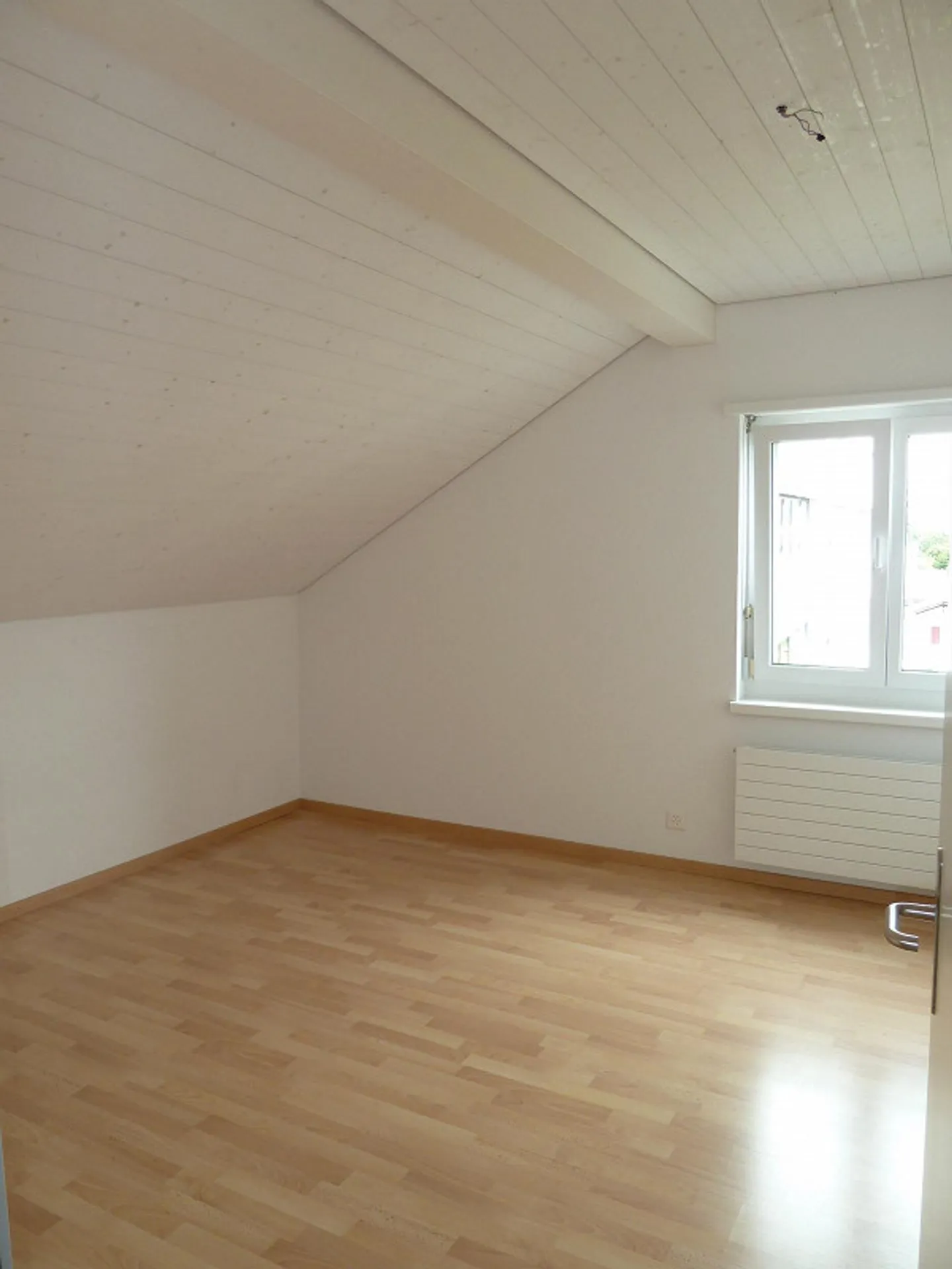 Bel appartement sous les combles, lumineux, dans un emplacement calme et central - Photo 6 sur 7