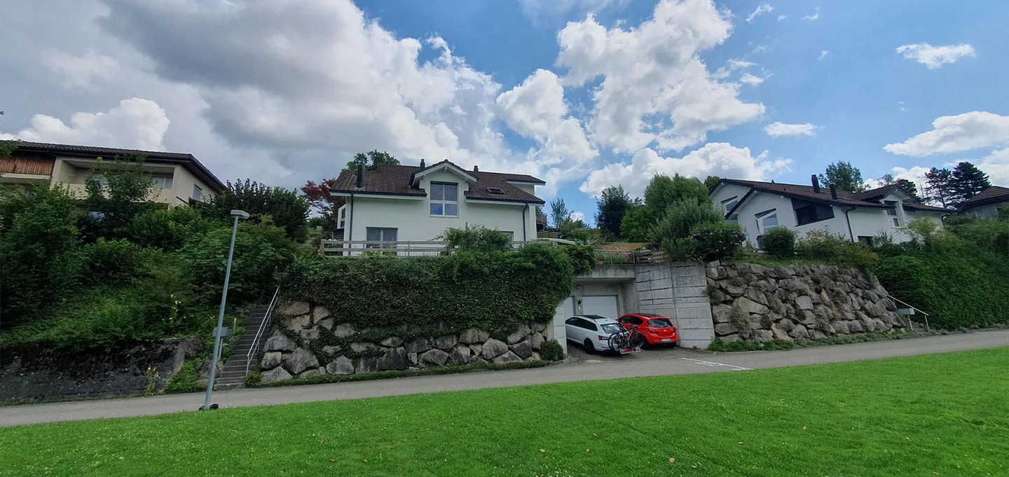 Ampia casa unifamiliare di 5,5 stanze con bellissimo giardino a Künten - Foto 2 di 8