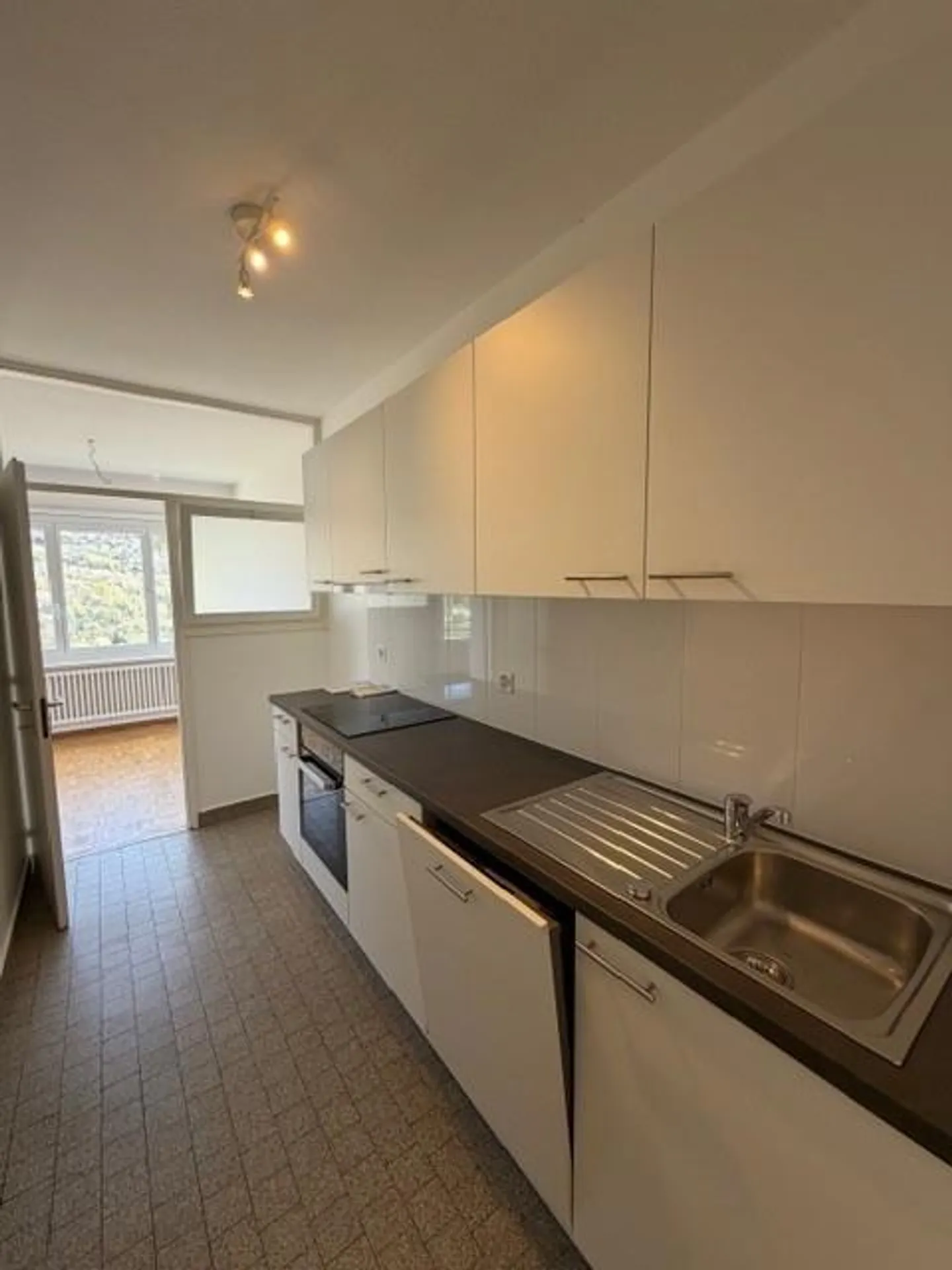 Geräumige und helle 3,5-Zimmer-Wohnung in Collina d'Oro - Foto 2 von 16