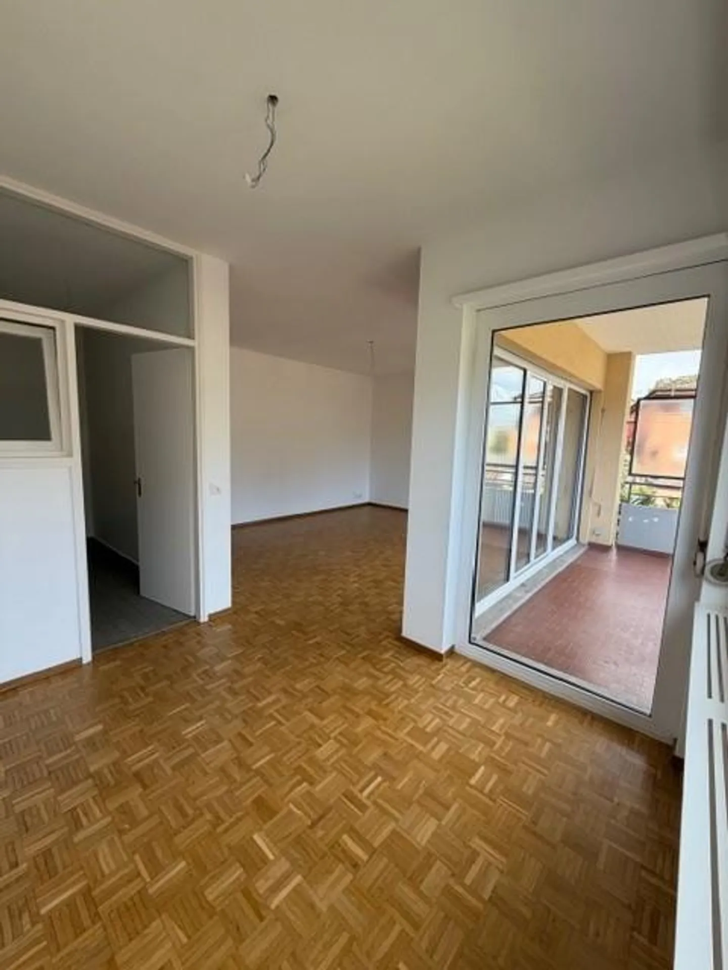 Geräumige und helle 3,5-Zimmer-Wohnung in Collina d'Oro - Foto 3 von 16