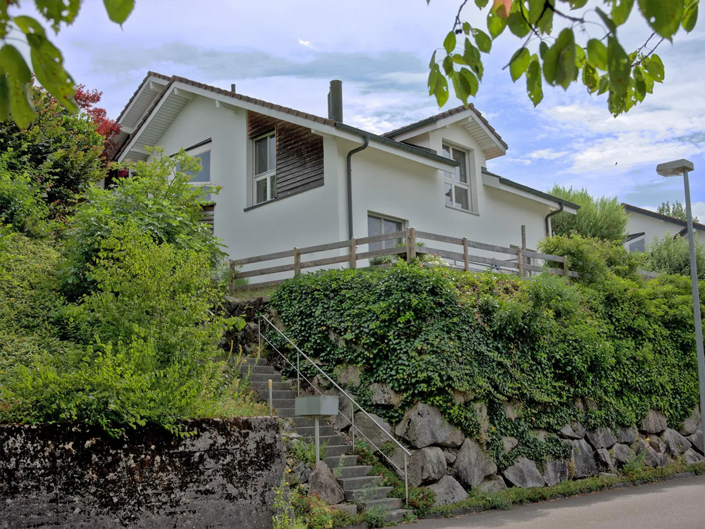 Ampia casa unifamiliare di 5,5 stanze con bellissimo giardino a Künten - Foto 3 di 8