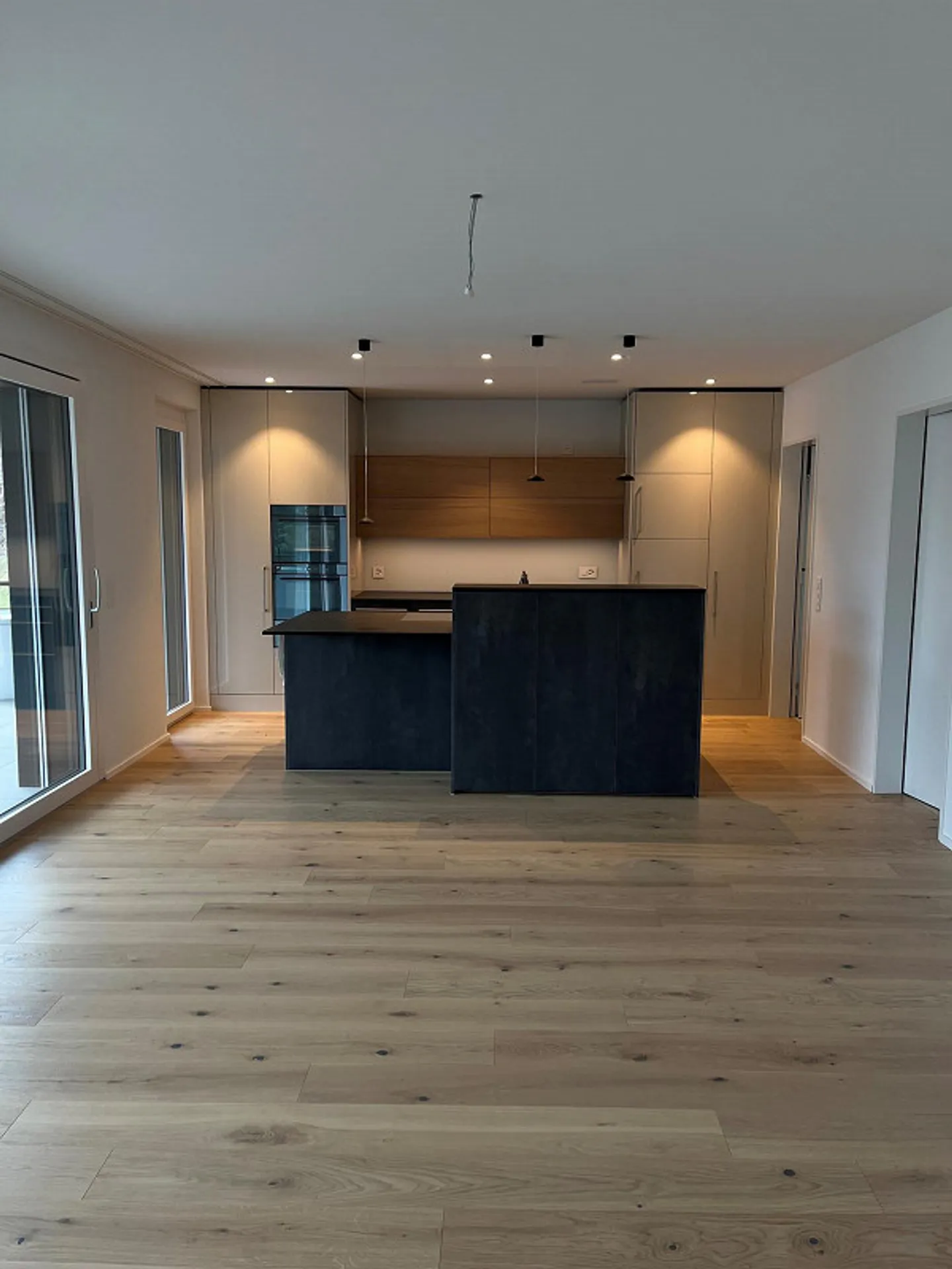 Modern 3.5-room apartment in the center of Sins - Photo 1 of 9