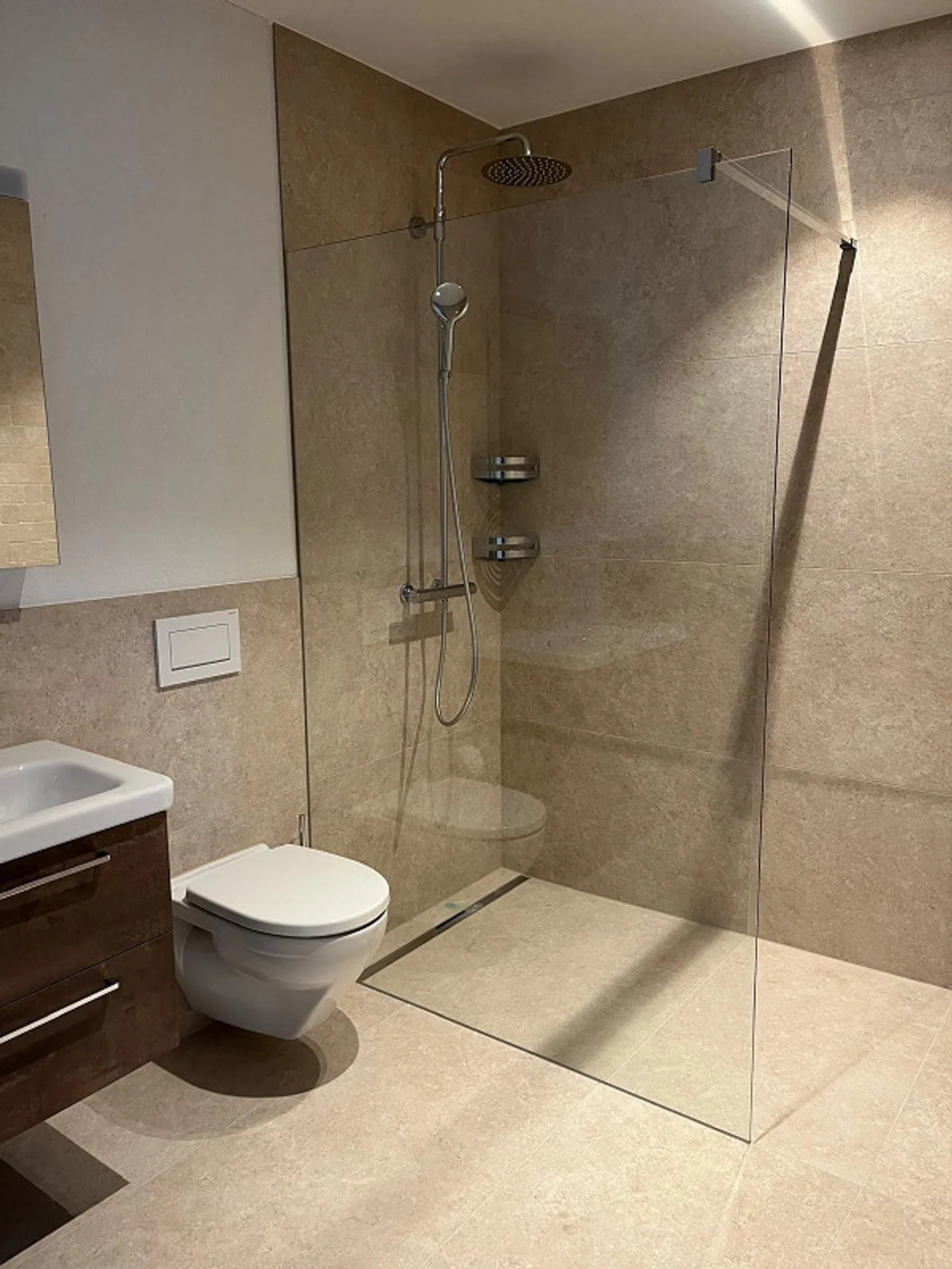 Modern 3.5-room apartment in the center of Sins - Photo 3 of 9