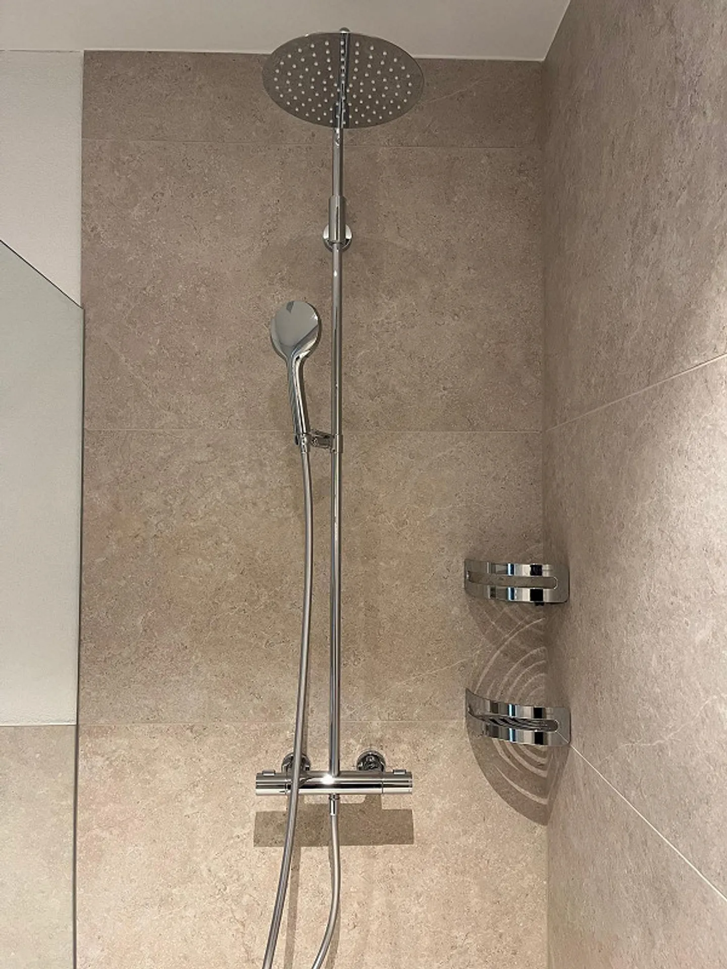 Modern 3.5-room apartment in the center of Sins - Photo 4 of 9