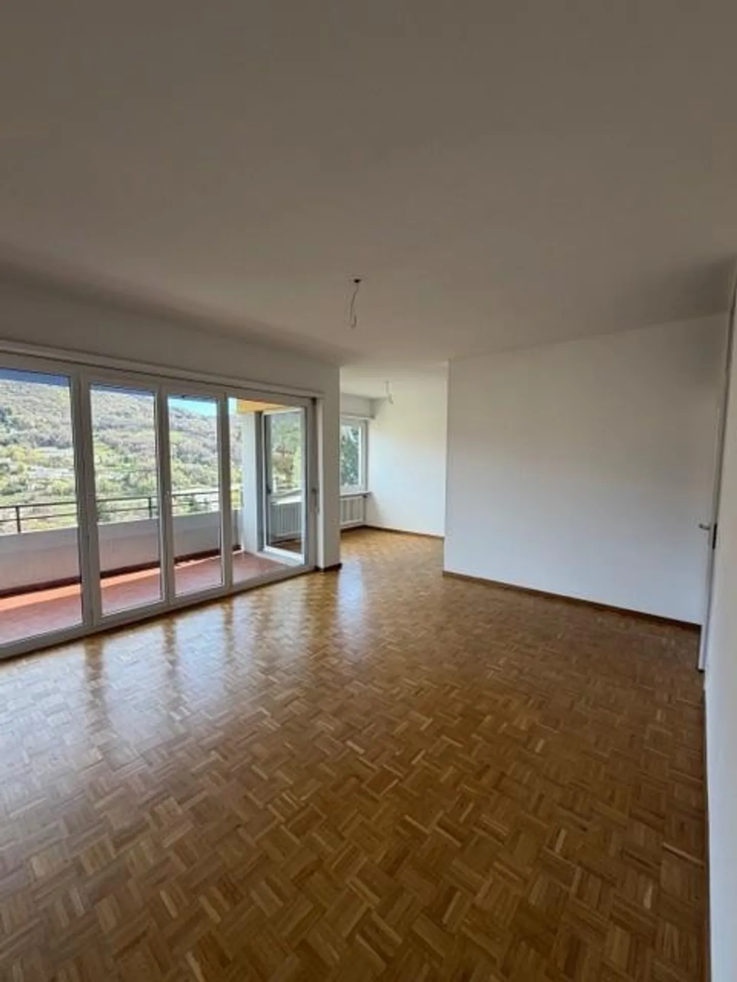 Geräumige und helle 3,5-Zimmer-Wohnung in Collina d'Oro - Foto 8 von 16