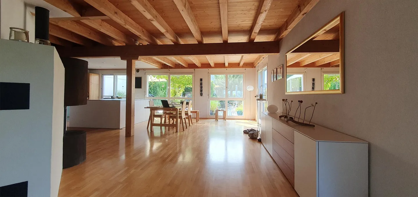 Ampia casa unifamiliare di 5,5 stanze con bellissimo giardino a Künten - Foto 4 di 8