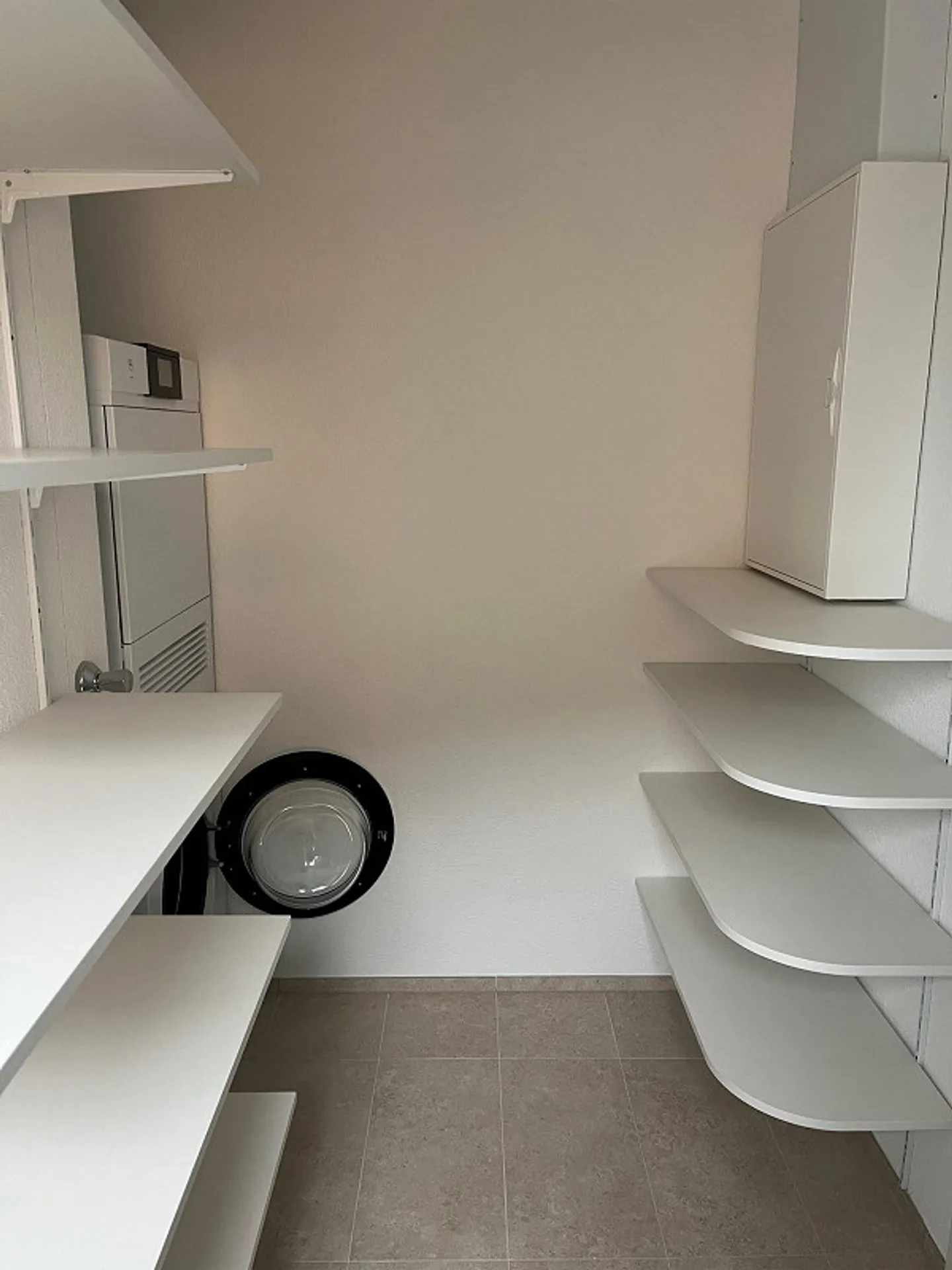 Modern 3.5-room apartment in the center of Sins - Photo 8 of 9