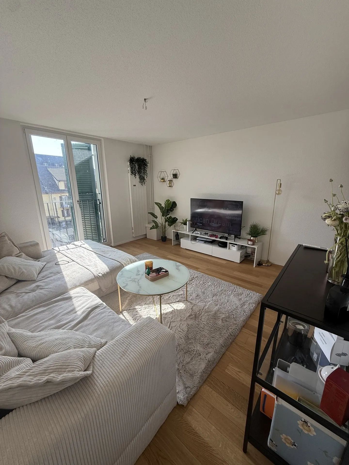 Modern 3.5-room apartment in a charming property - Photo 2 of 10