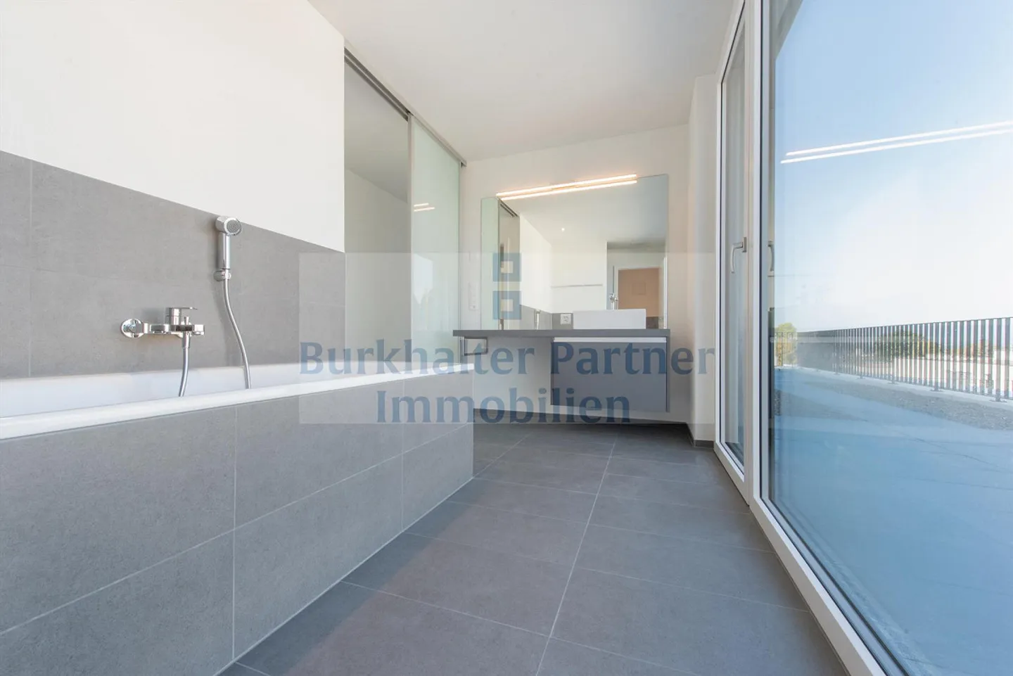 La tua nuova casa con una vera qualità della vita - goditi la loggia e la terrazza - Foto 8 di 10