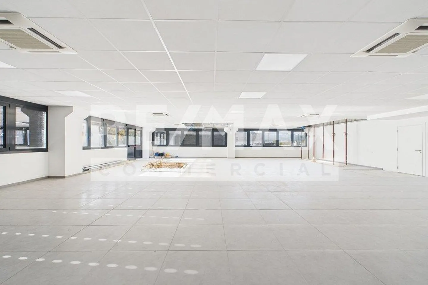 Mixed-use building for sale - Photo 3 of 13