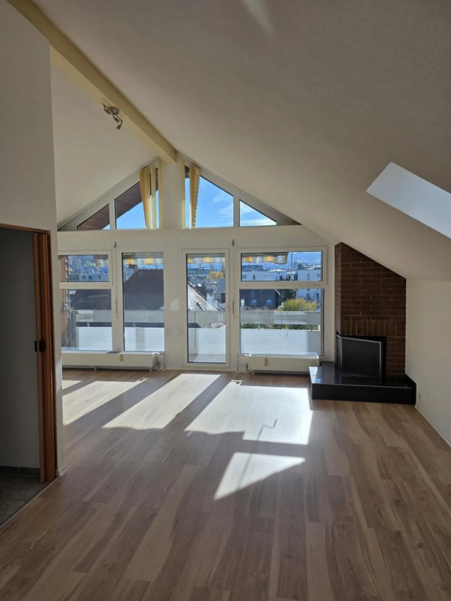 Appartamento mansardato luminoso e spazioso + affitto gratuito - Foto 1 di 8