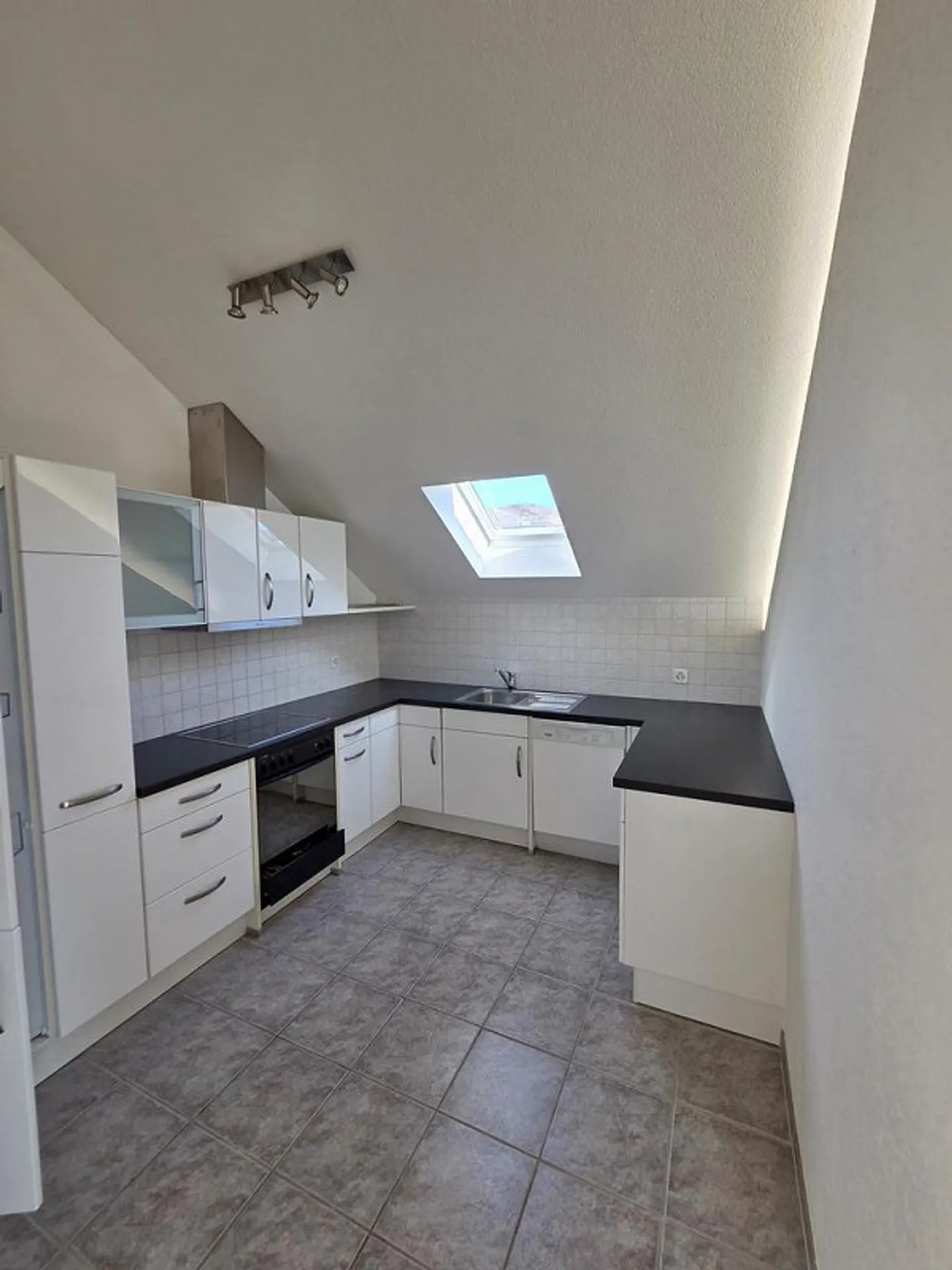 Appartamento mansardato luminoso e spazioso + affitto gratuito - Foto 2 di 8