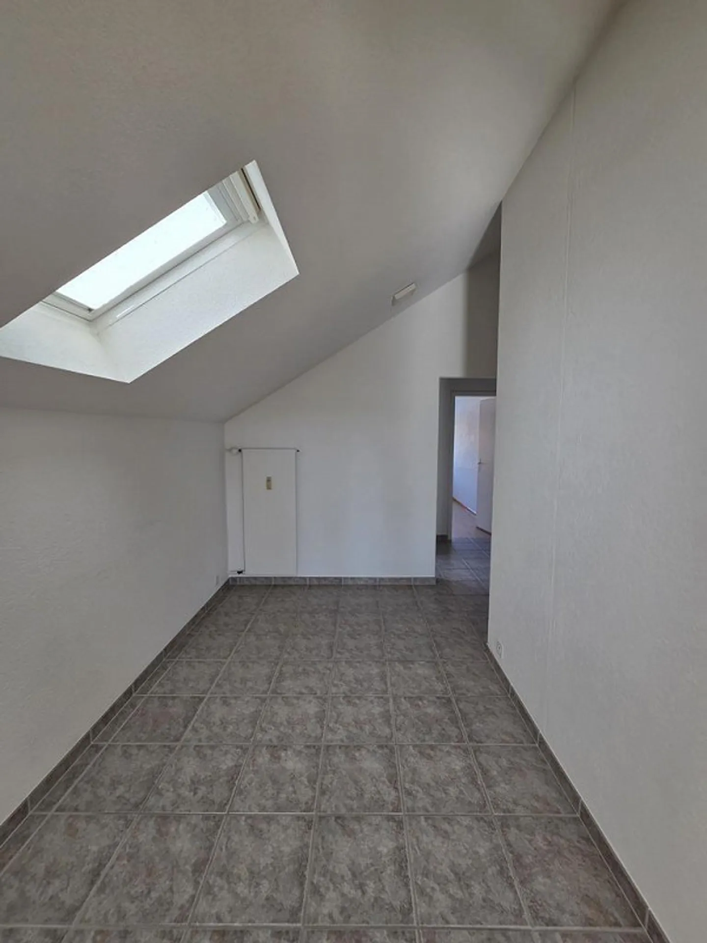 Appartamento mansardato luminoso e spazioso + affitto gratuito - Foto 4 di 8