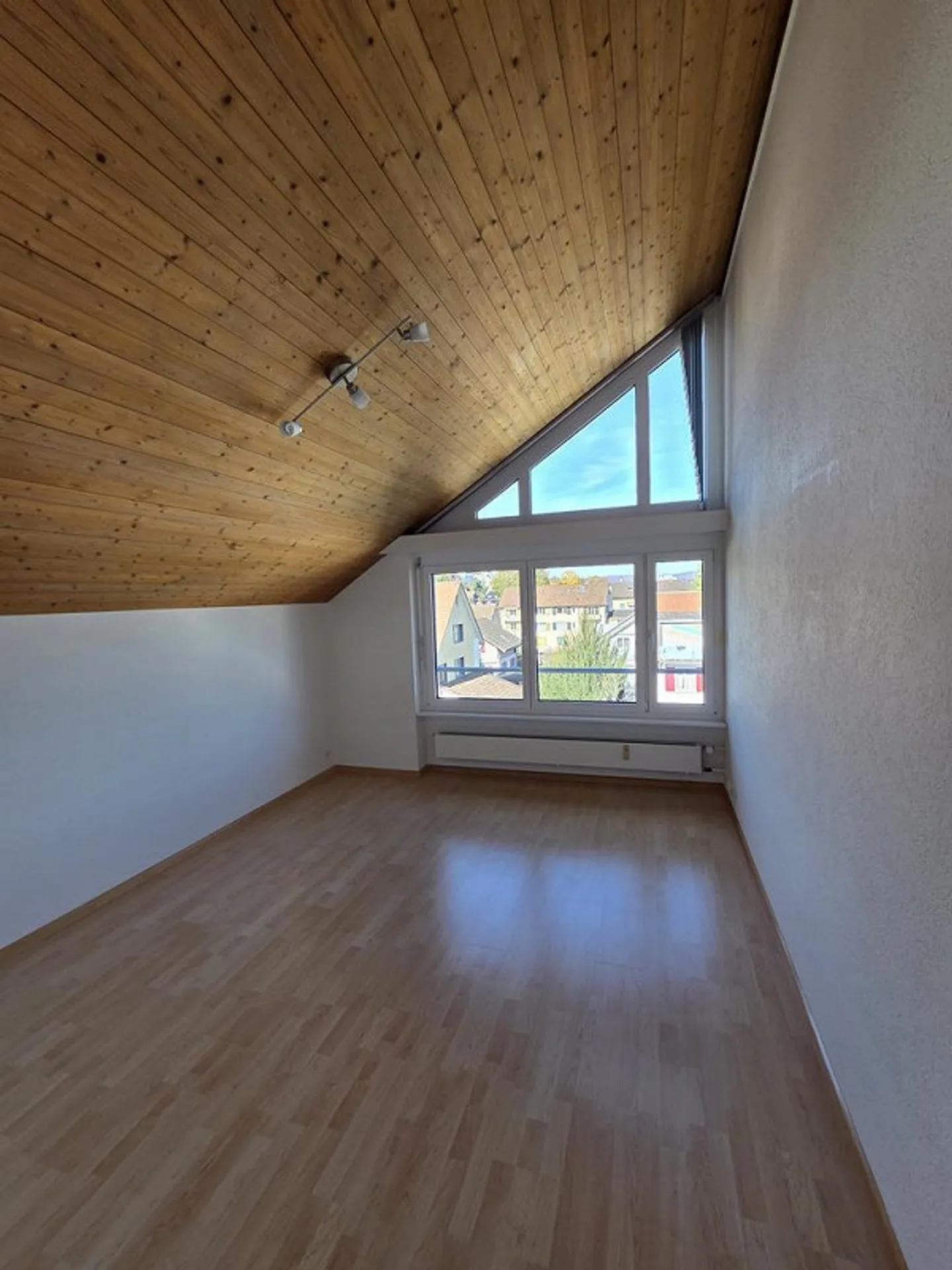 Appartamento mansardato luminoso e spazioso + affitto gratuito - Foto 5 di 8