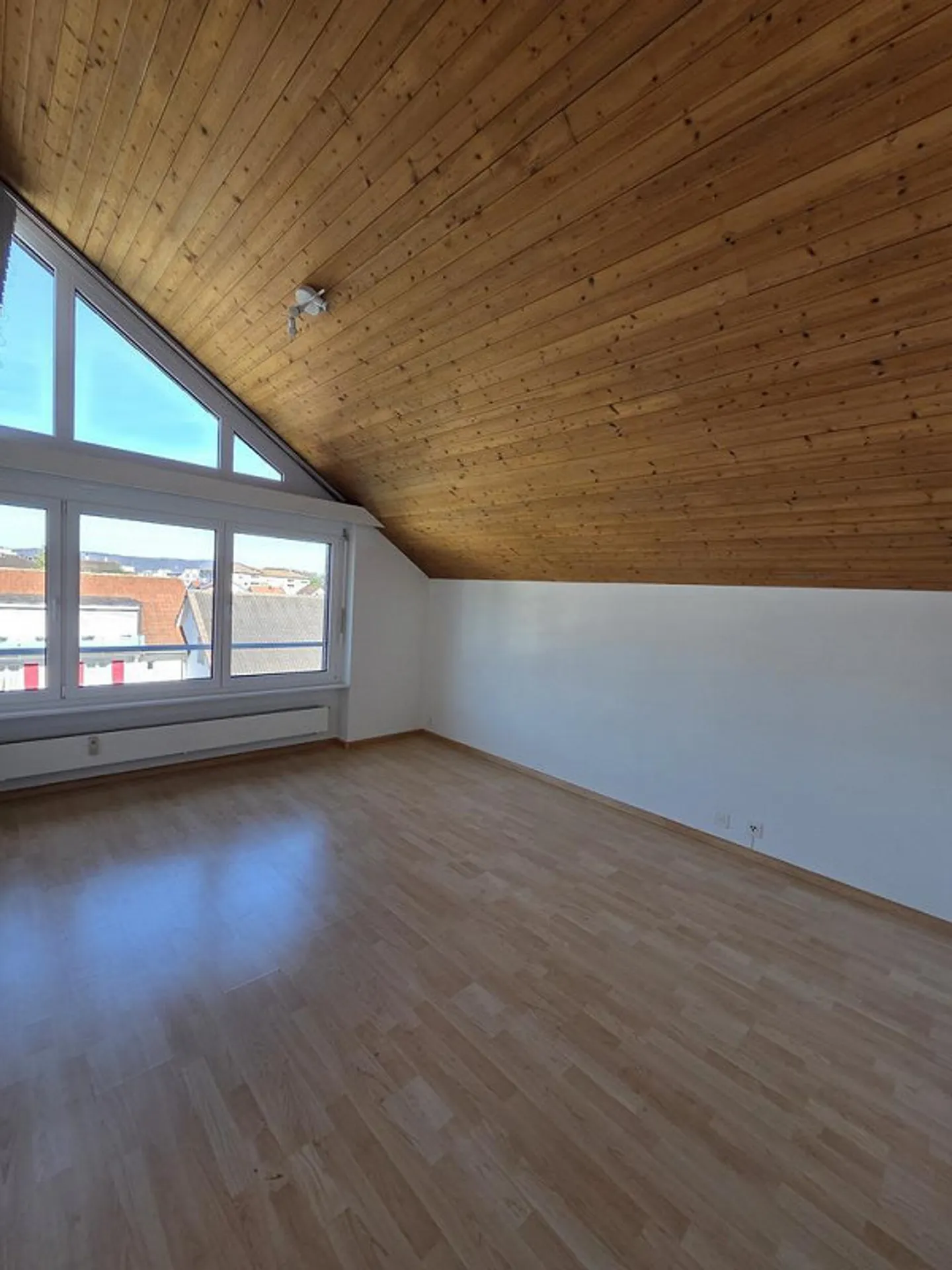 Appartamento mansardato luminoso e spazioso + affitto gratuito - Foto 6 di 8