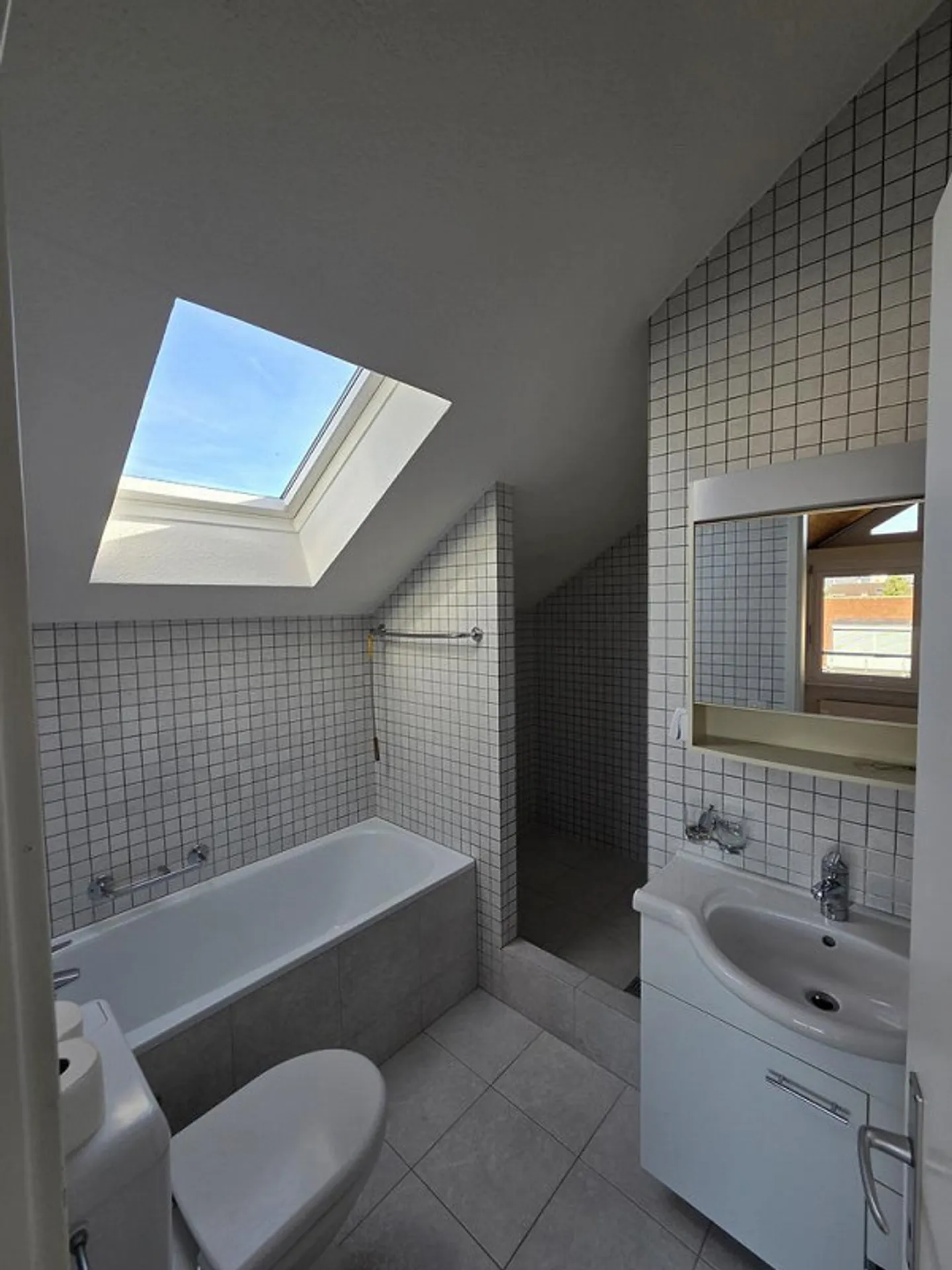 Appartamento mansardato luminoso e spazioso + affitto gratuito - Foto 7 di 8