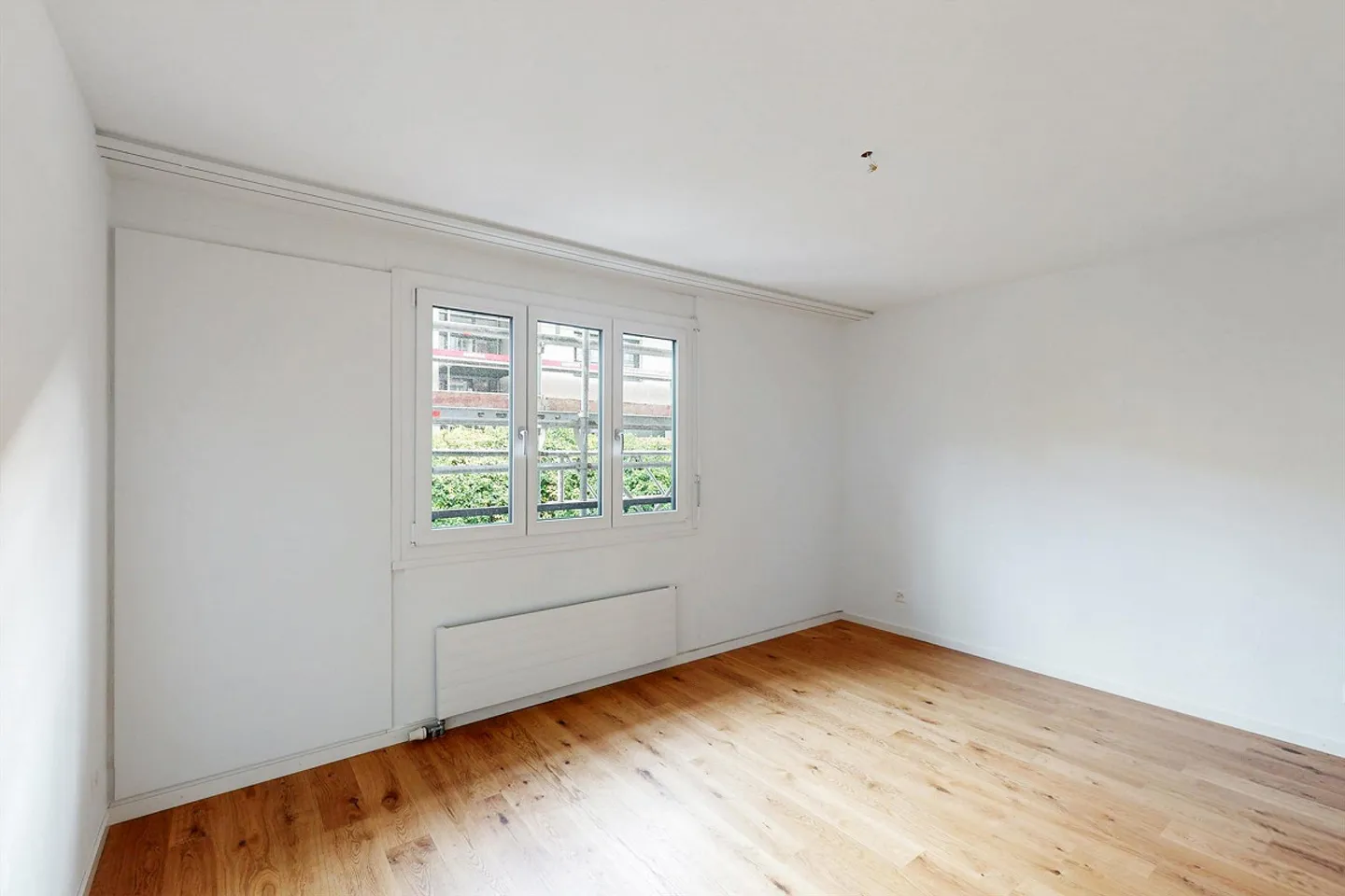 Renovated duplex apartment with beautiful garden seating area - Photo 5 of 9