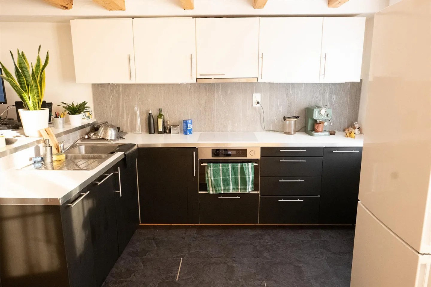 Charmante 2.5-Zimmer-Wohnung mit eigenem Sitzplatz  in Langnau am Albi - Foto 2 von 15