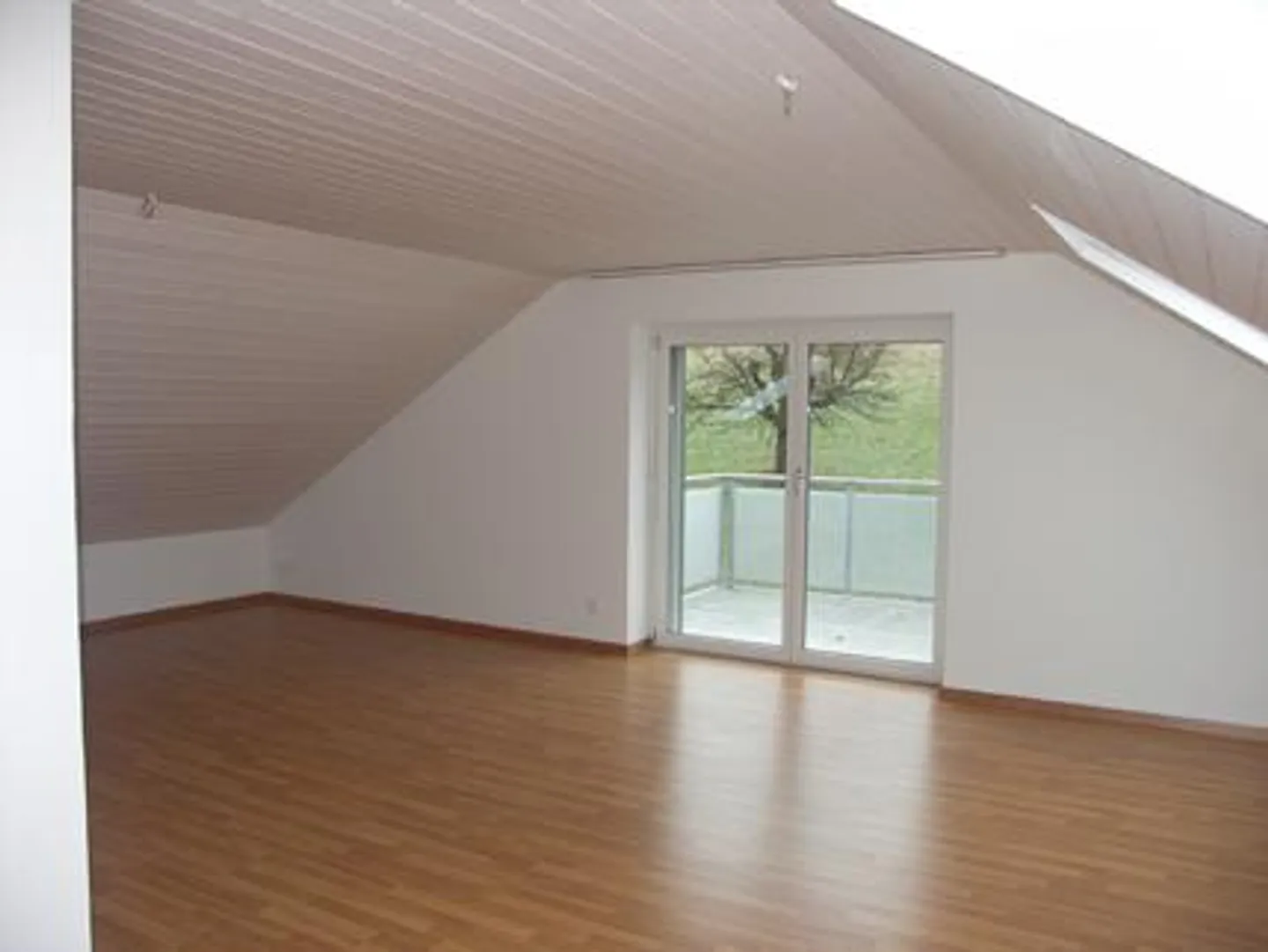 Appartement sous les combles de 3,5 pièces confortable - Photo 1 sur 8