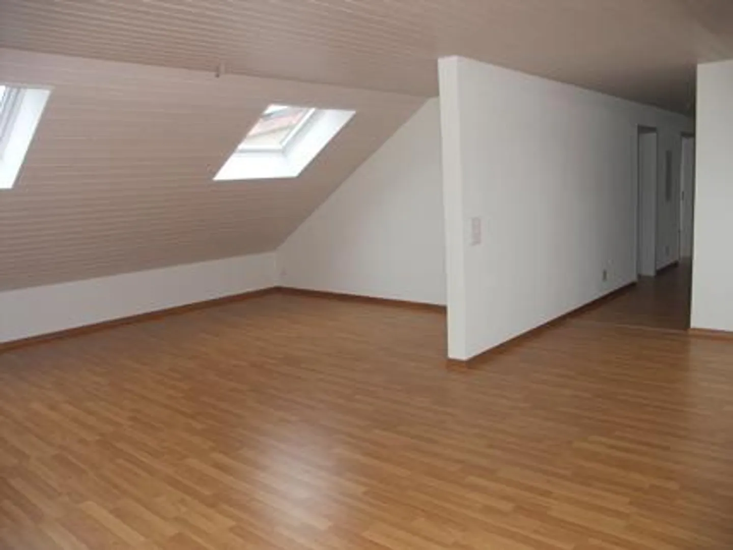 Appartement sous les combles de 3,5 pièces confortable - Photo 2 sur 8