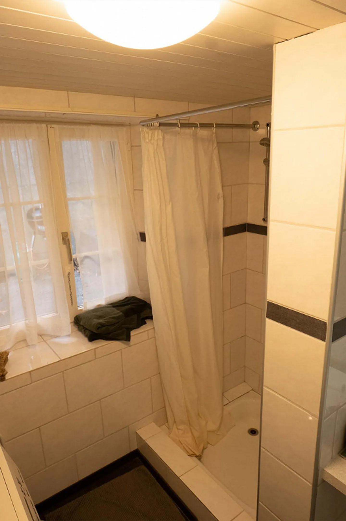 Charmante 2.5-Zimmer-Wohnung mit eigenem Sitzplatz  in Langnau am Albi - Foto 14 von 15