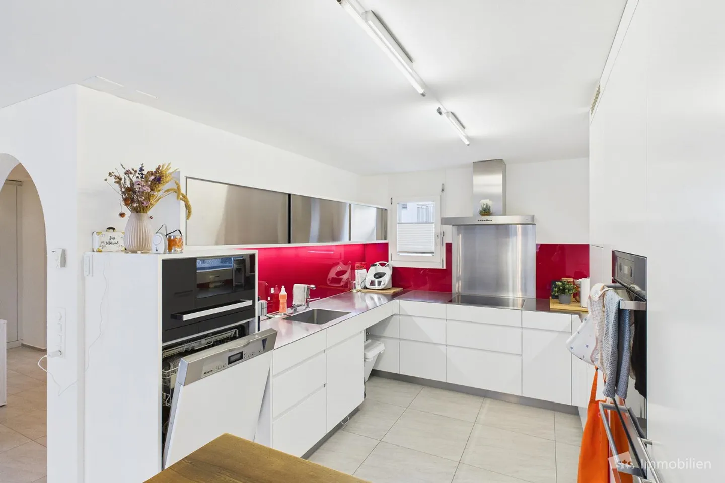 Detached Family Home with a View - Photo 4 of 18