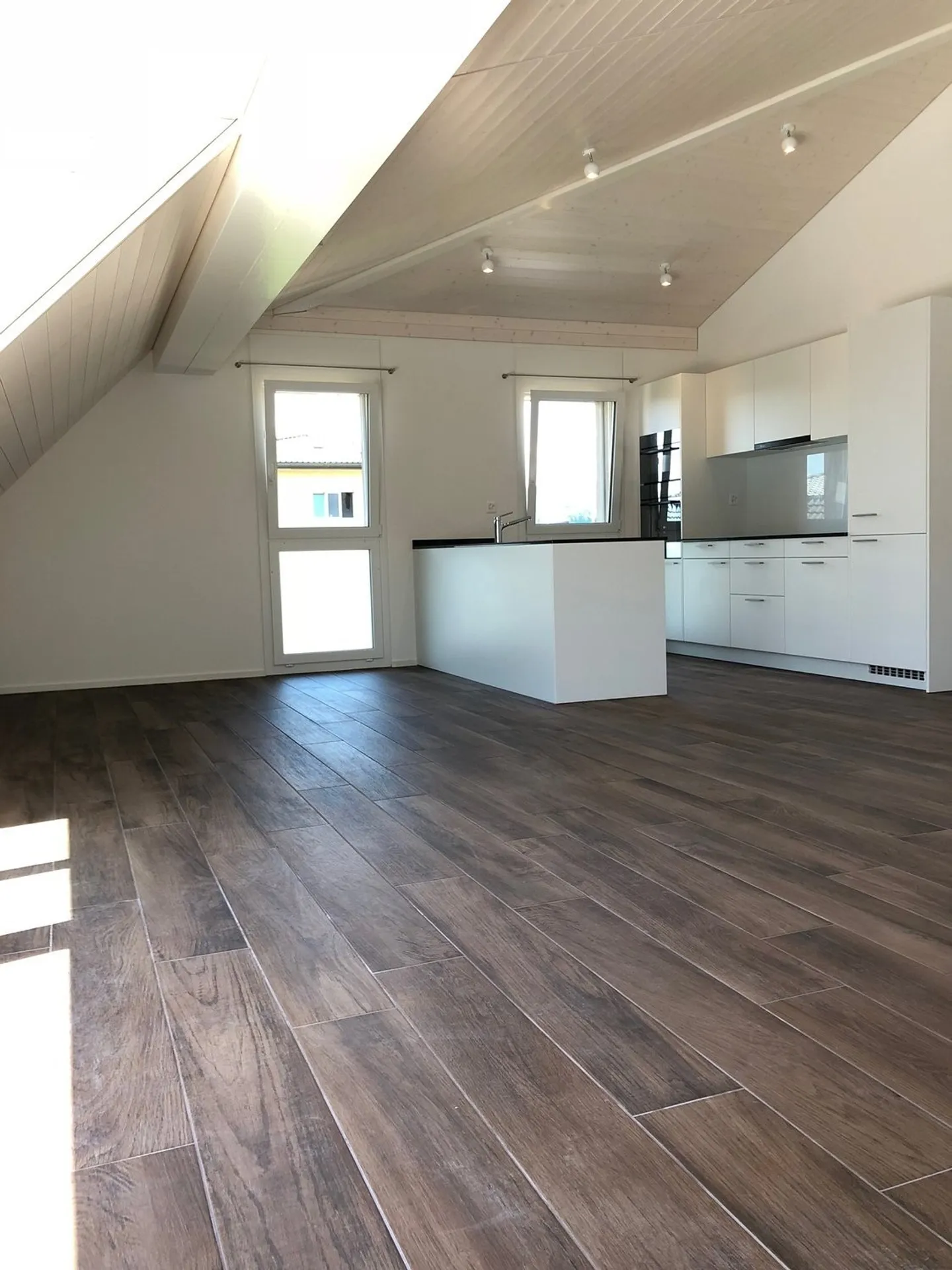 Bright 4.5-Room Attic Apartment in Leibstadt – Modern, Quiet, and Family-Friendly - Photo 2 of 16