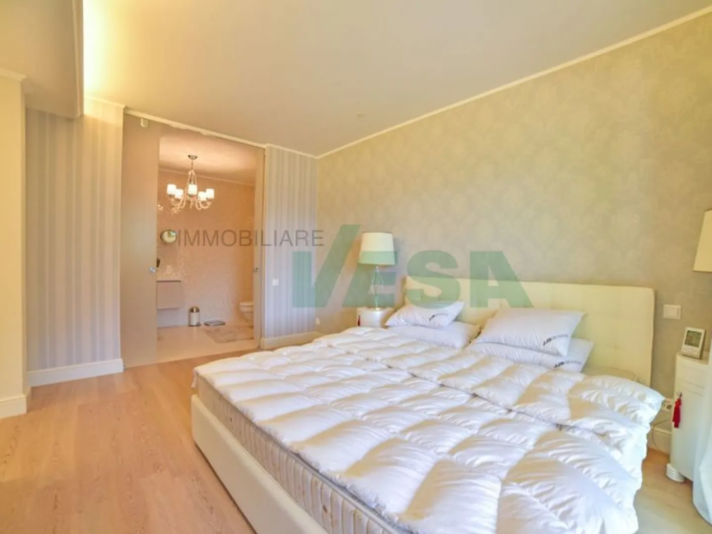 Elegant Duplex Apartment with Lake View - Photo 4 of 9