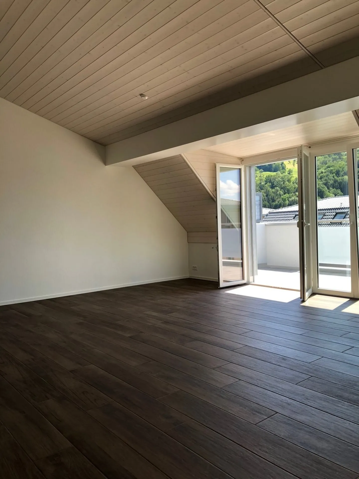 Bright 4.5-Room Attic Apartment in Leibstadt – Modern, Quiet, and Family-Friendly - Photo 6 of 16