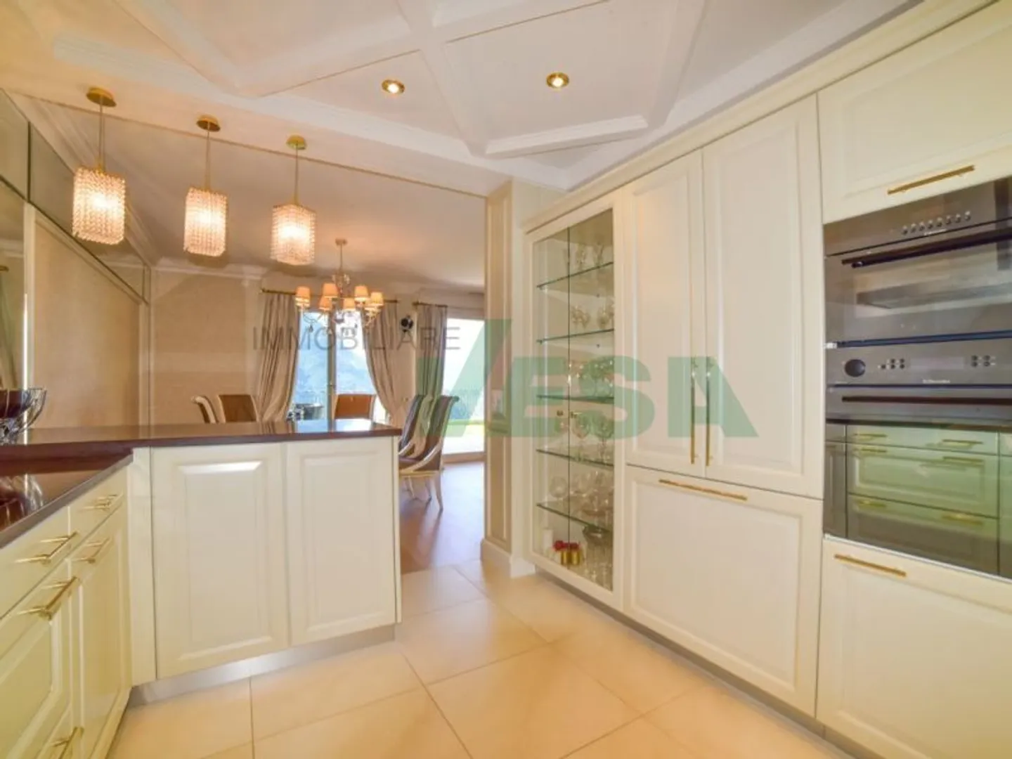 Elegant Duplex Apartment with Lake View - Photo 6 of 9