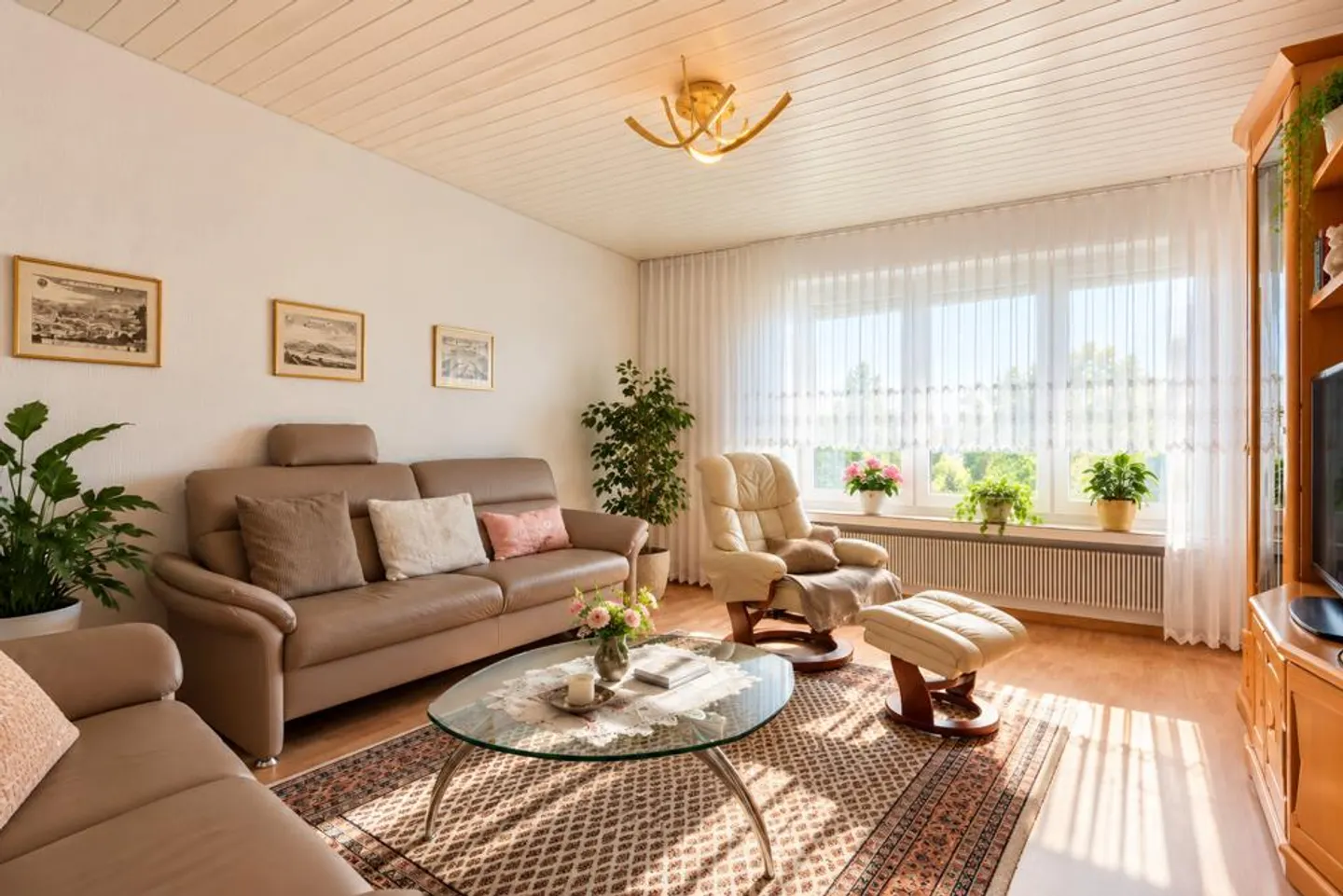 Central, well-kept living with sunny west balcony - Photo 3 of 8