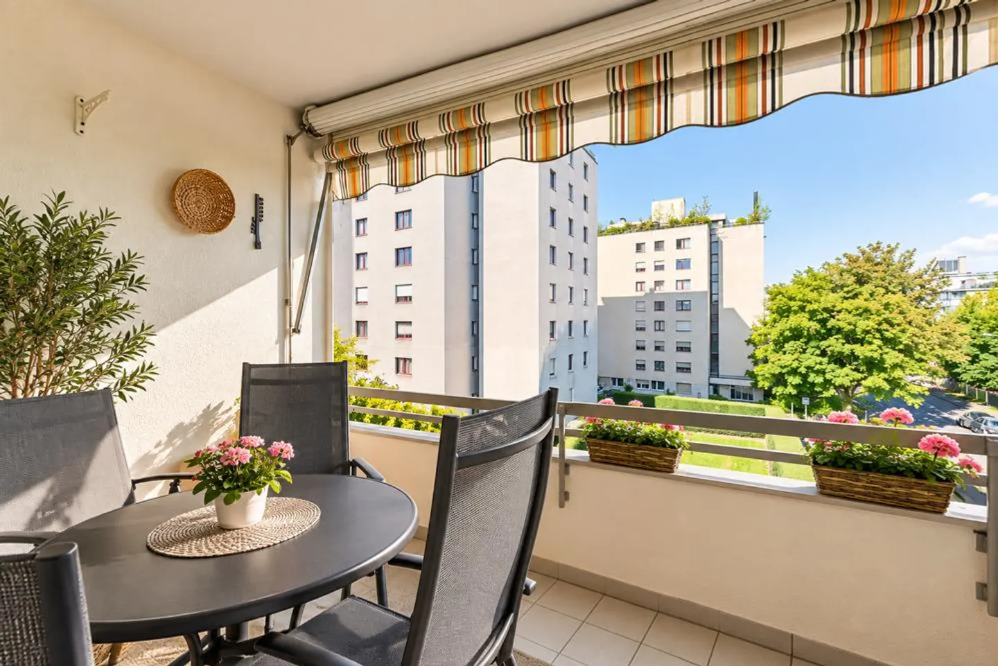 Central, well-kept living with sunny west balcony - Photo 5 of 8